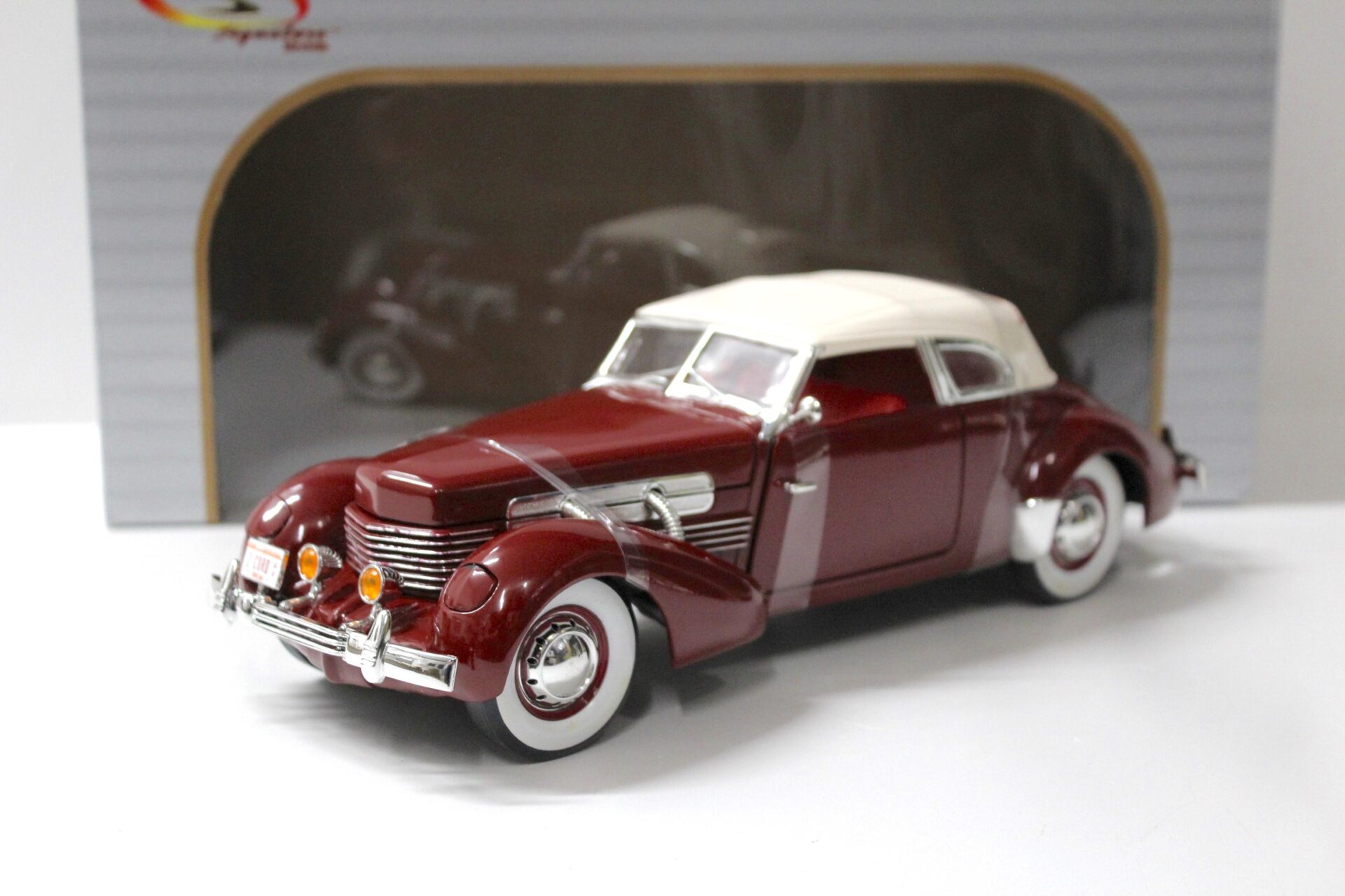 1:18 Signature Models 1937 Cord 812 Supercharged red/ white Top