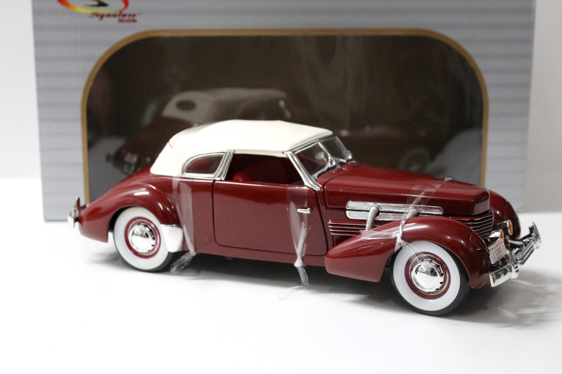 1:18 Signature Models 1937 Cord 812 Supercharged red/ white Top