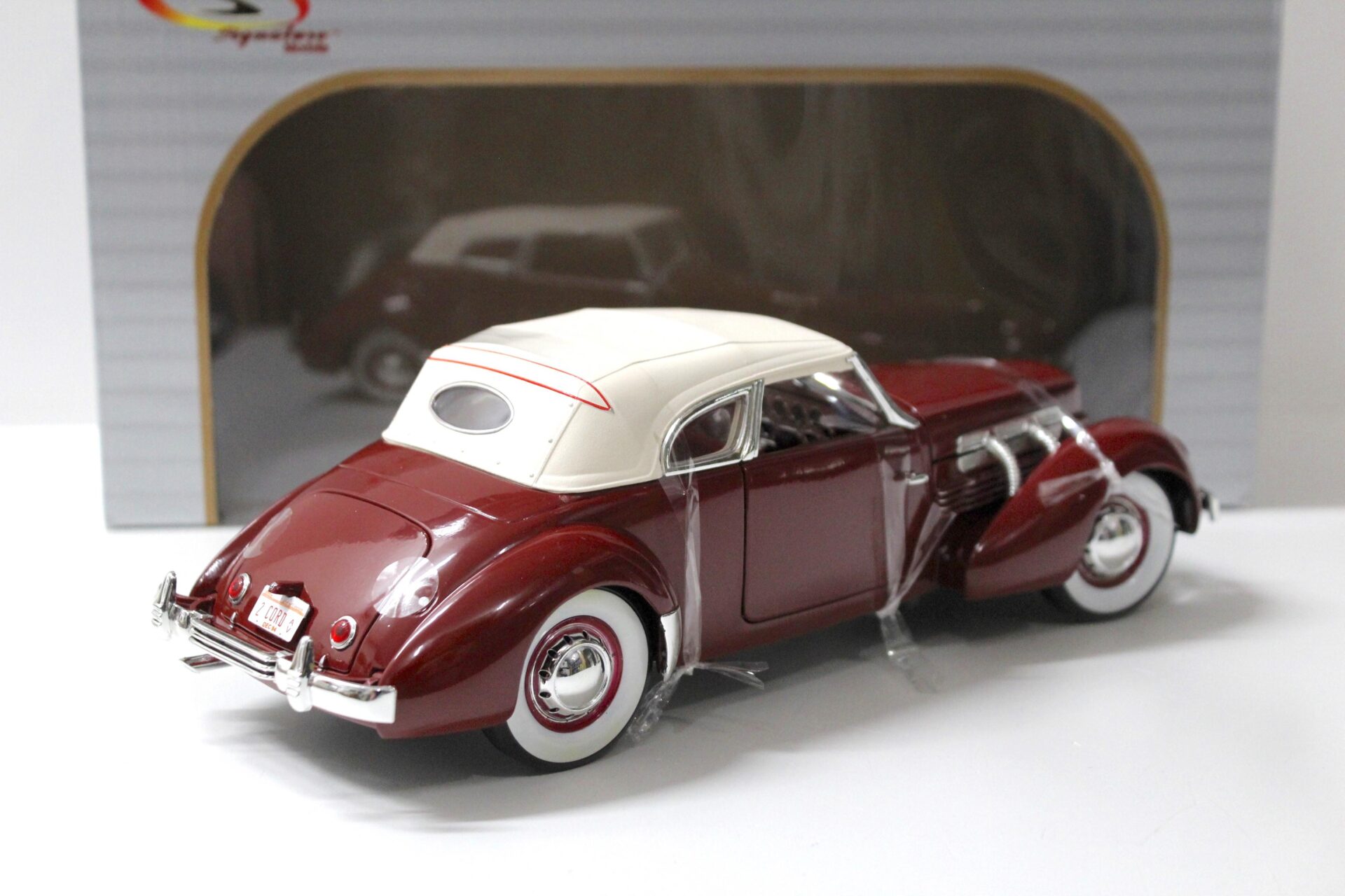 1:18 Signature Models 1937 Cord 812 Supercharged red/ white Top