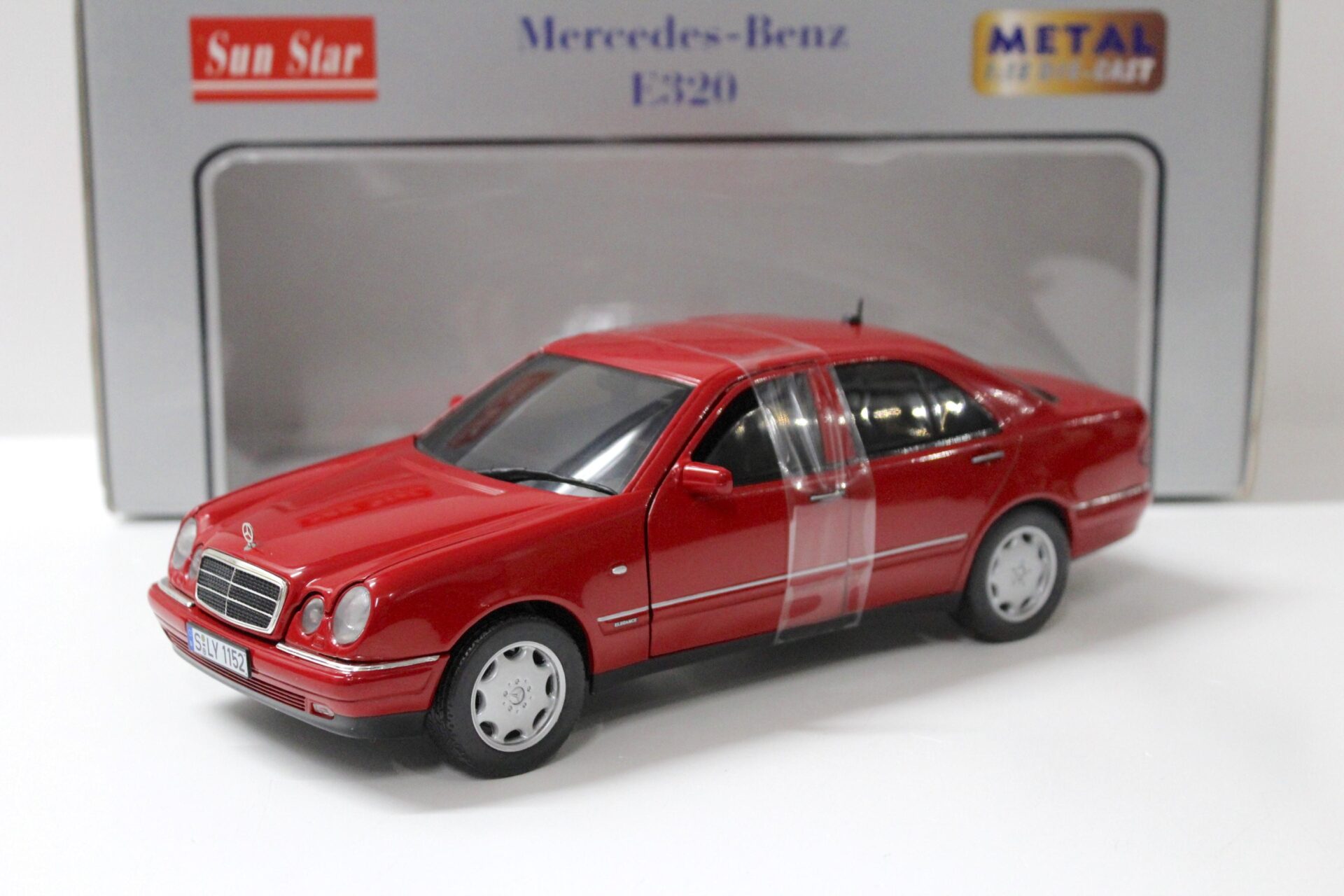 1:18 Sun Star Mercedes E320 Limousine Elegance red
