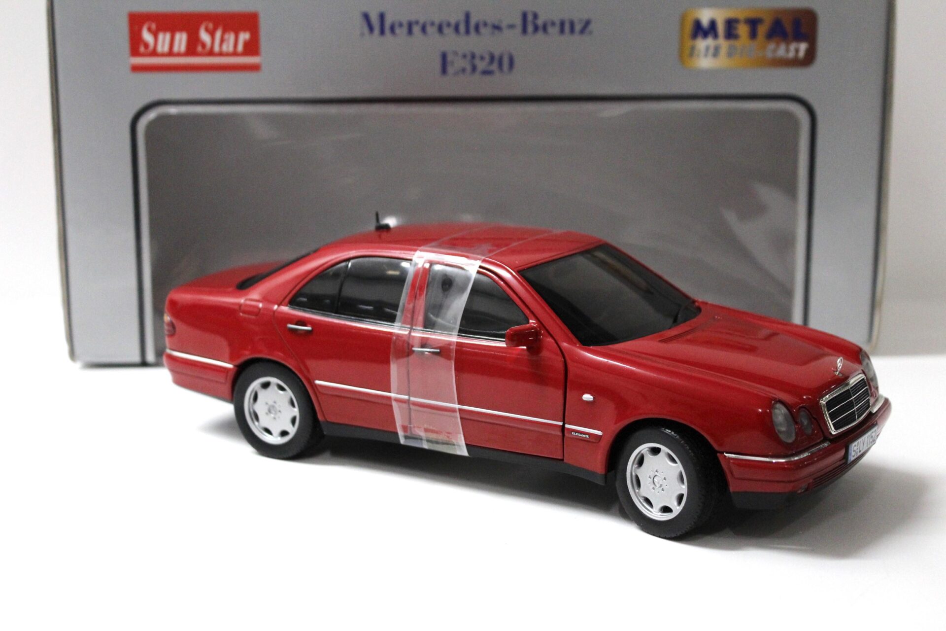 1:18 Sun Star Mercedes E320 Limousine Elegance red