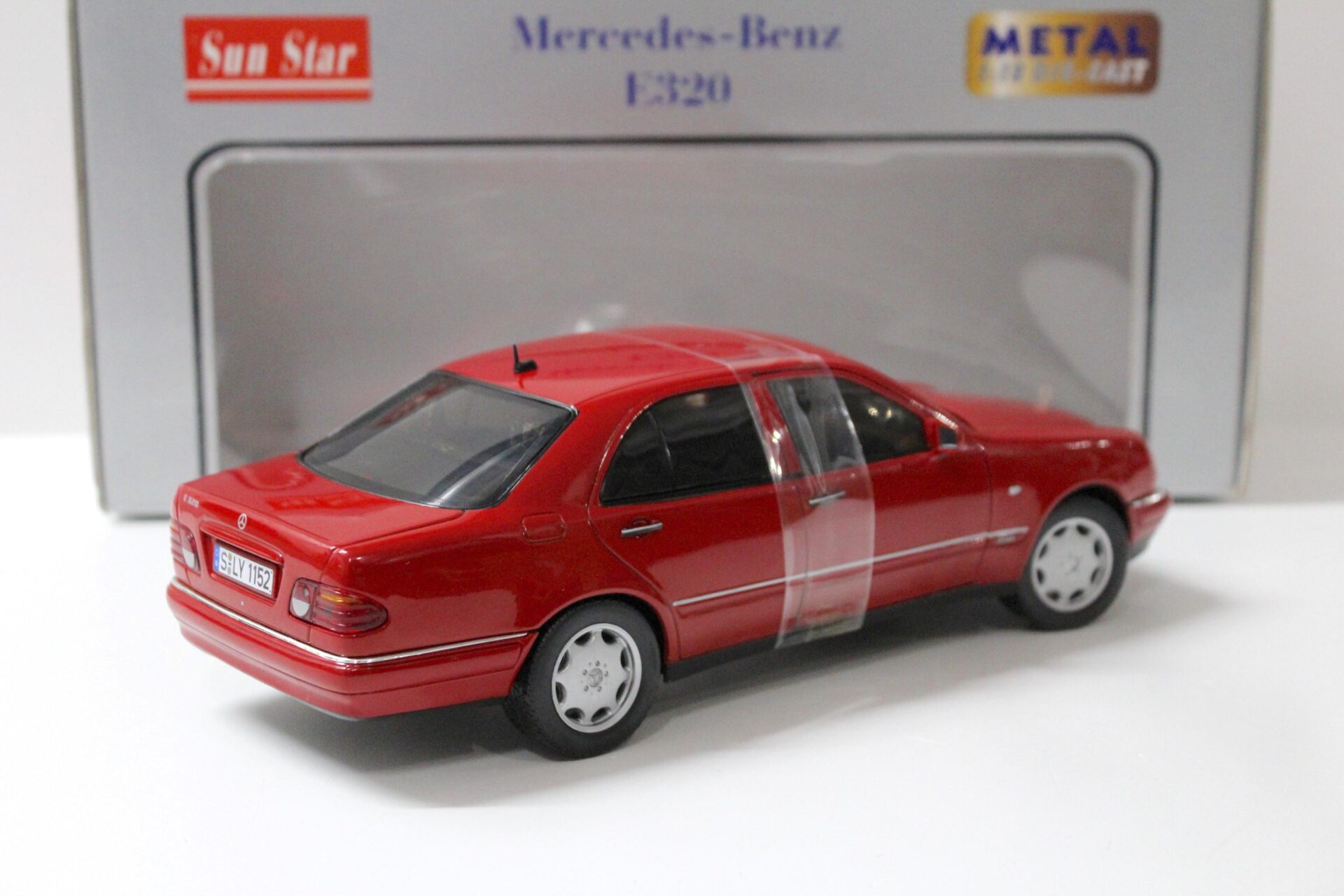 1:18 Sun Star Mercedes E320 Limousine Elegance red