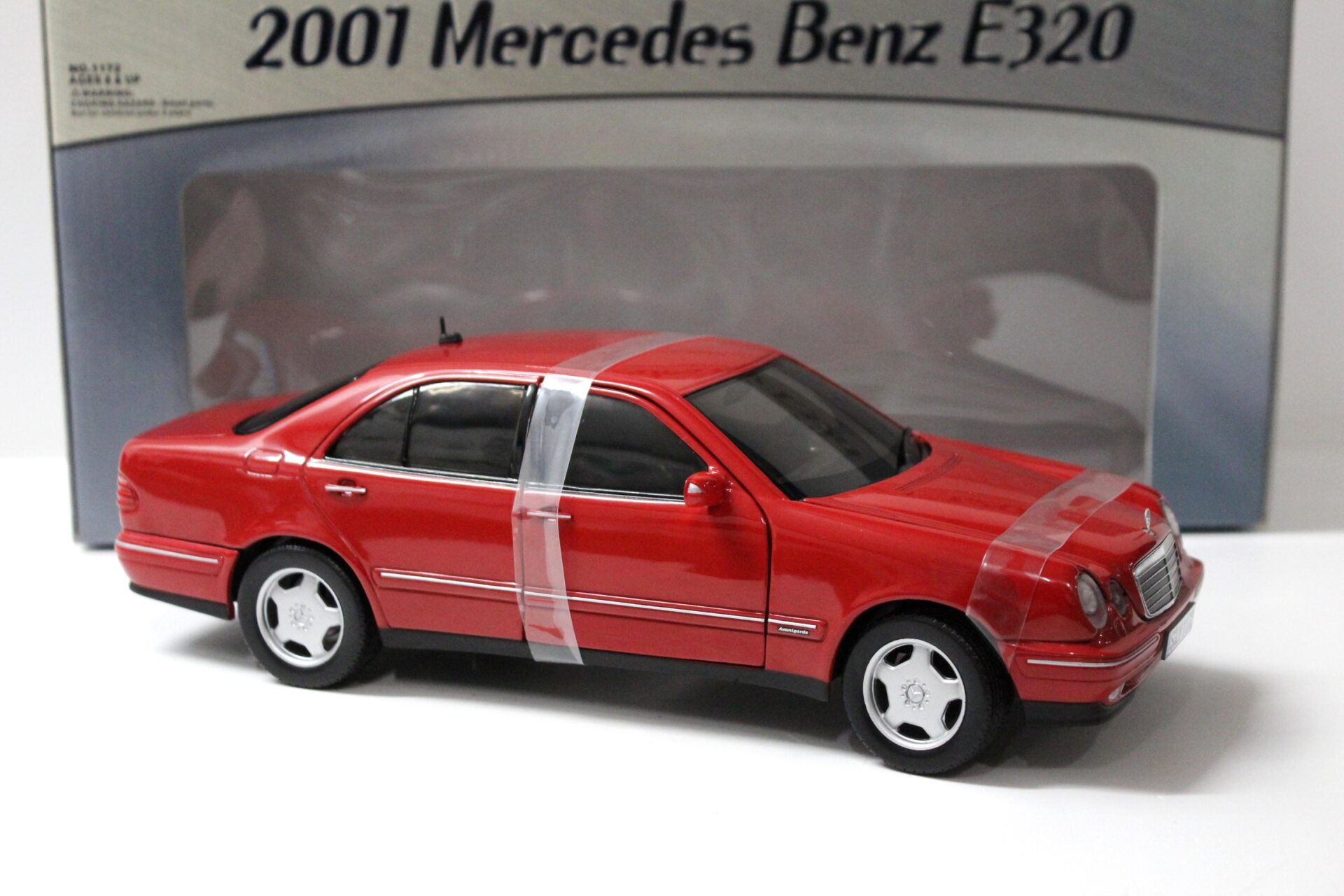 1:18 Sun Star Mercedes E320 Limousine Avantgarde red 2001