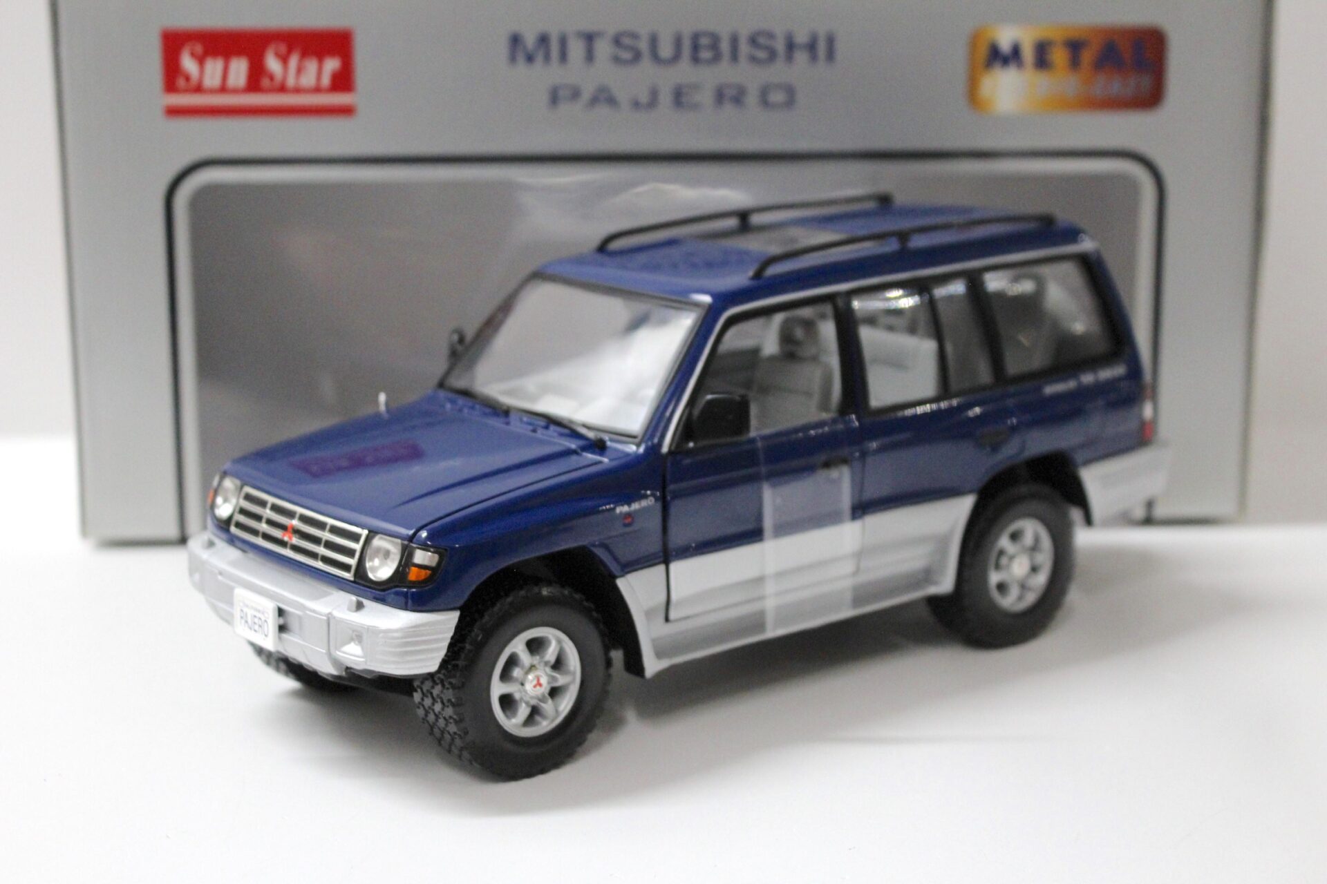 1:18 Sun Star Mitsubishi Pajero 24Valve V6 - 3500 blue 1998