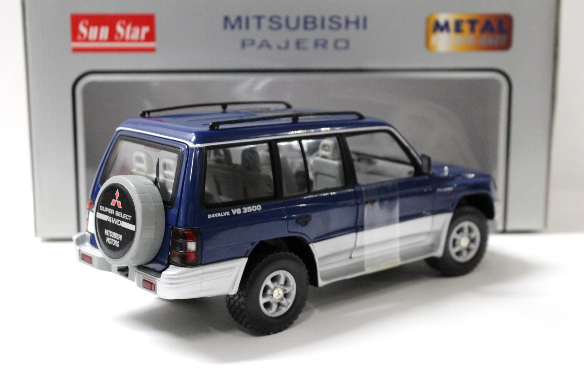 1:18 Sun Star Mitsubishi Pajero 24Valve V6 - 3500 blue 1998