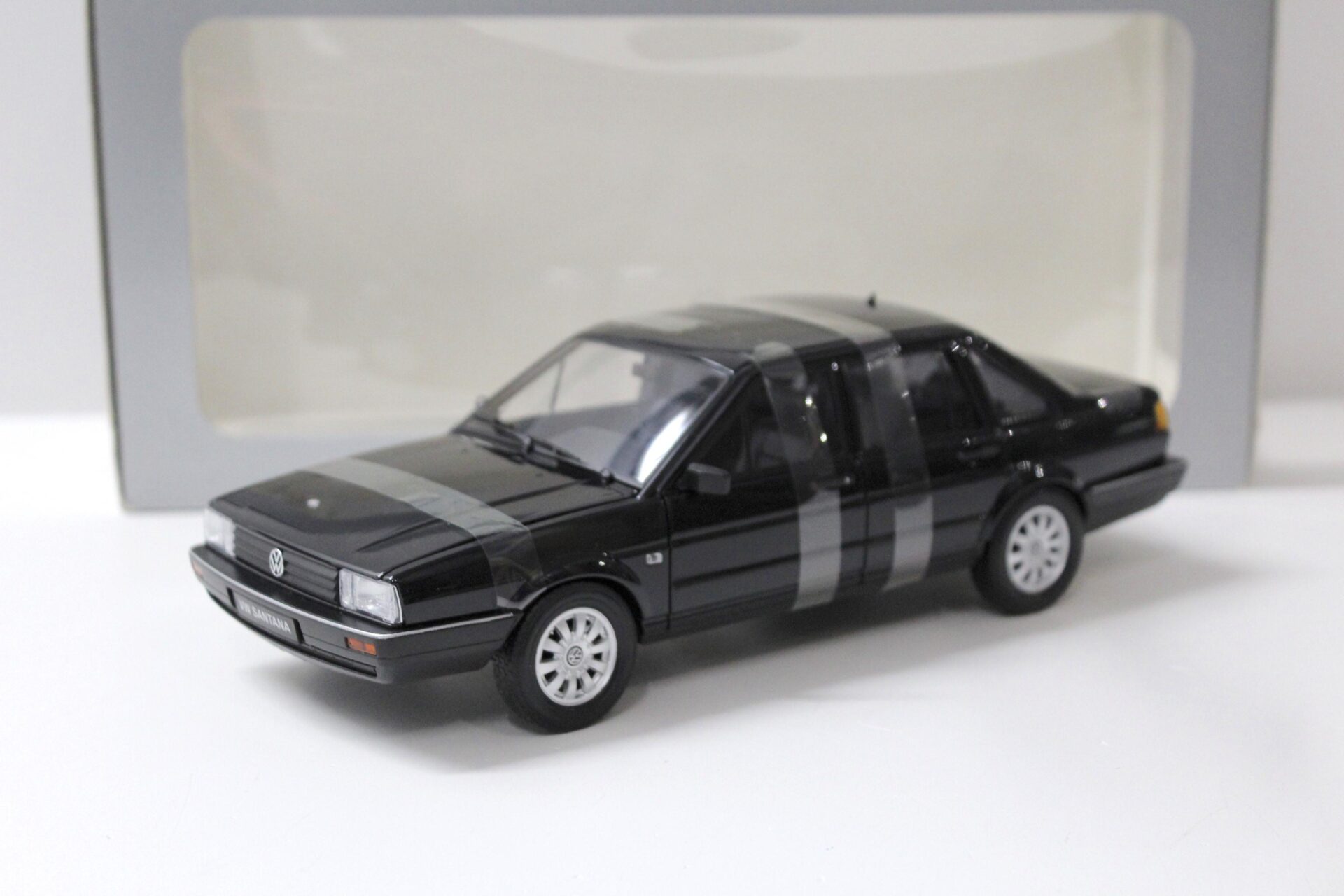 1:18 Welly VW Santana Passat B2 Stufenheck black