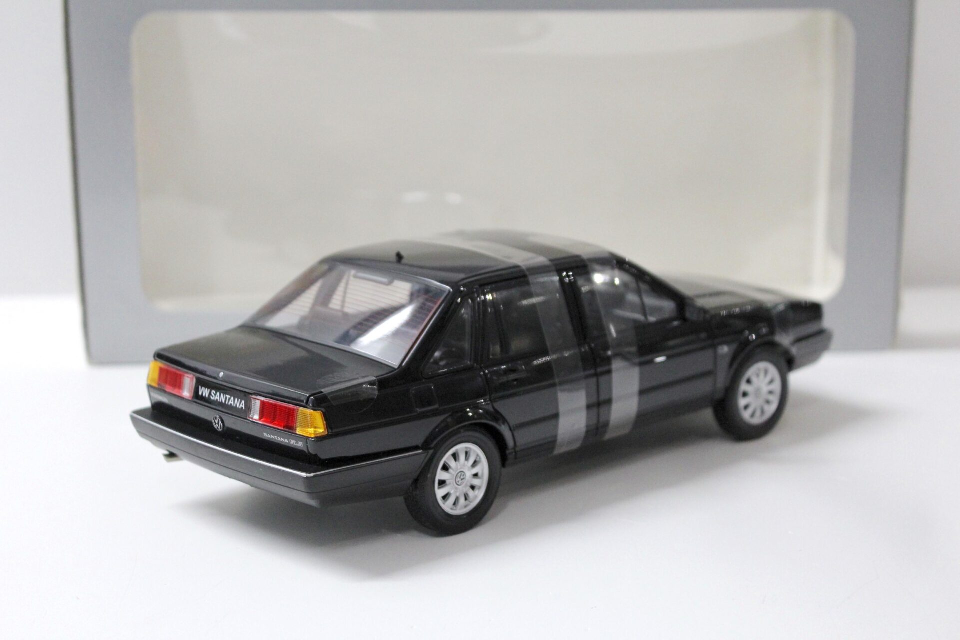 1:18 Welly VW Santana Passat B2 Stufenheck black