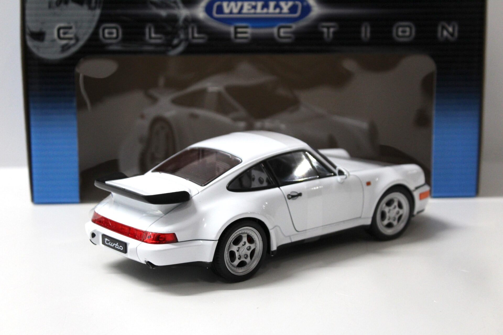1:18 Welly Porsche 911 (964) Turbo Coupe white
