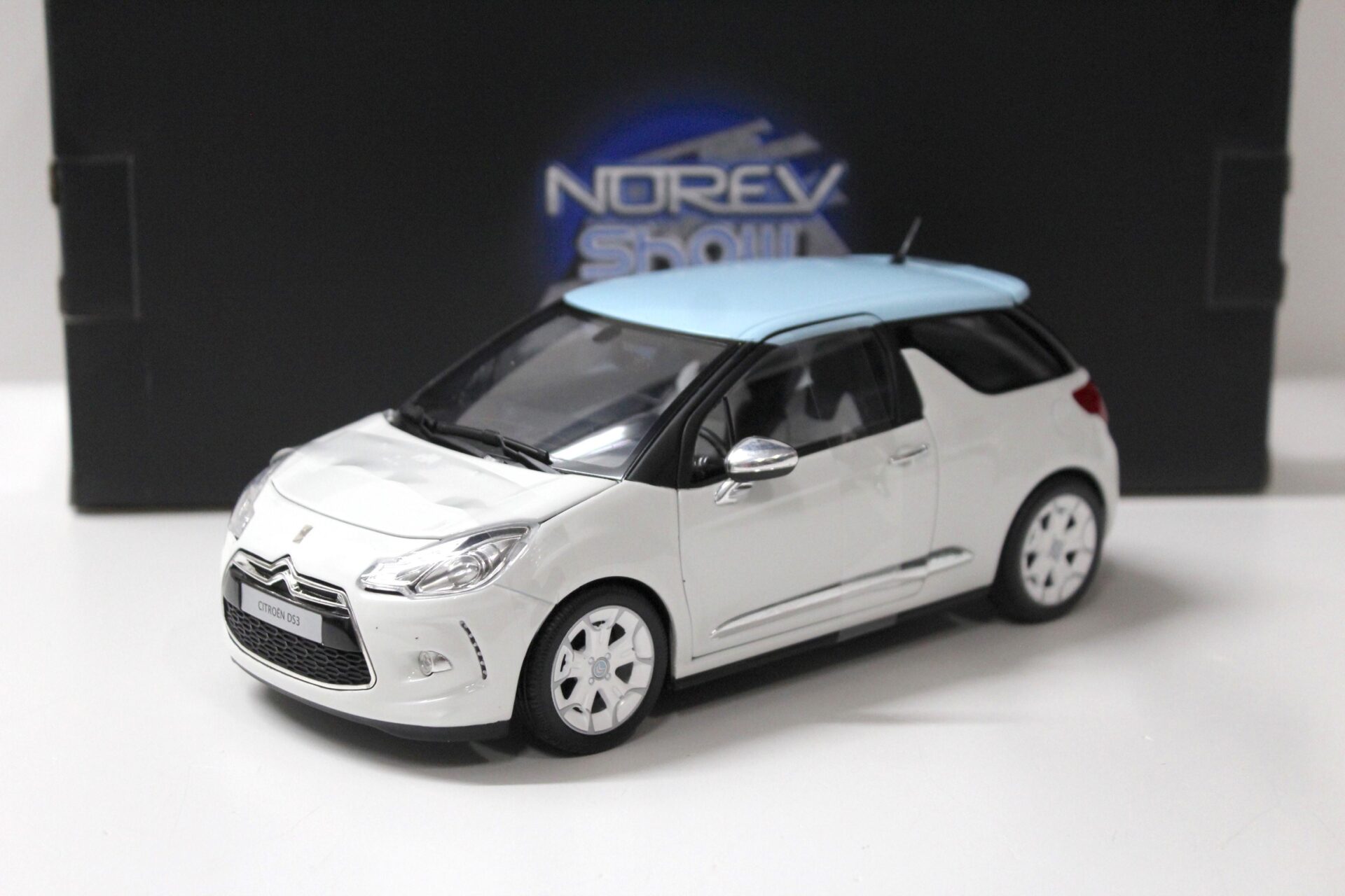 ID 55026 orig 1.jpg 1:18 Norev Citroen DS3 white/ light blue roof 2010