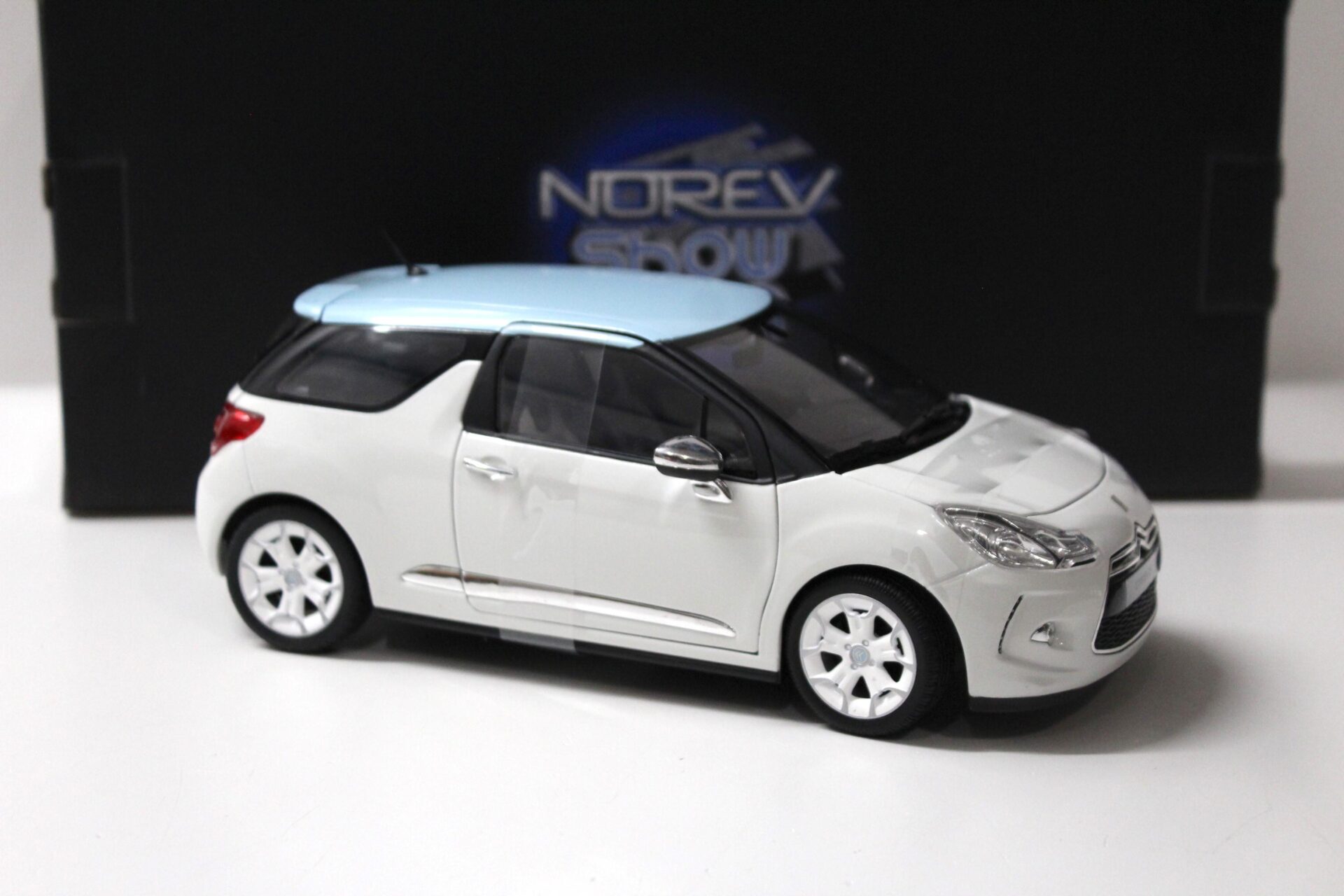 1:18 Norev Citroen DS3 white/ light blue roof 2010