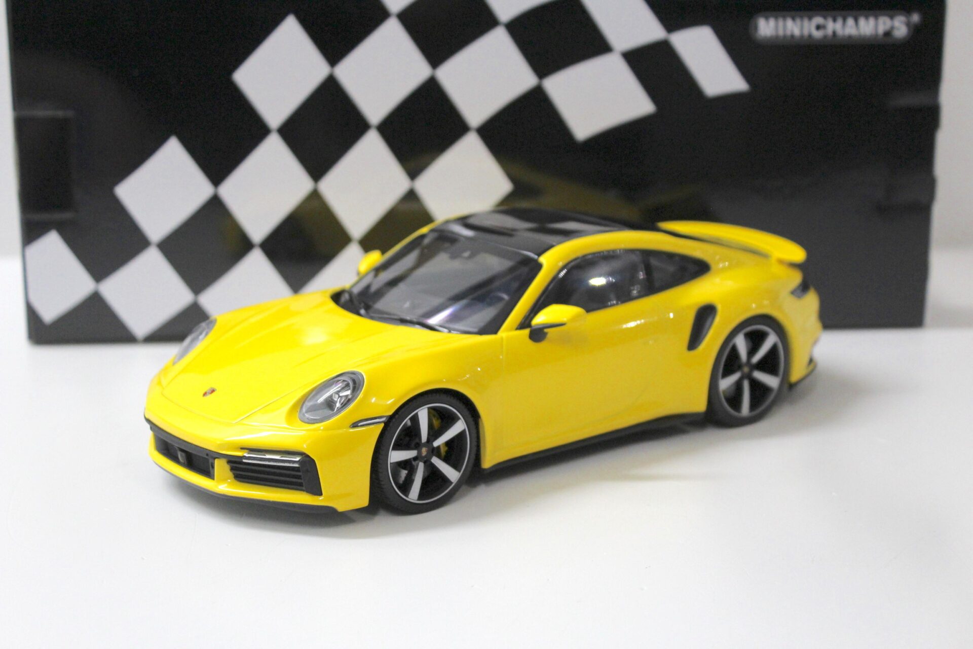 ID 55131 orig.jpg 1:18 Minichamps Porsche 911 (992) Turbo S Coupe 2020 yellow