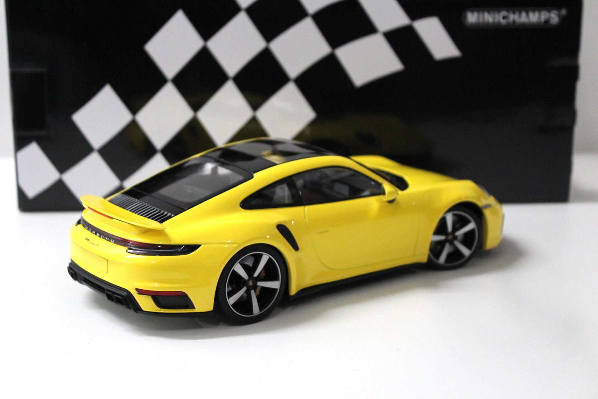 1:18 Minichamps Porsche 911 (992) Turbo S Coupe 2020 yellow