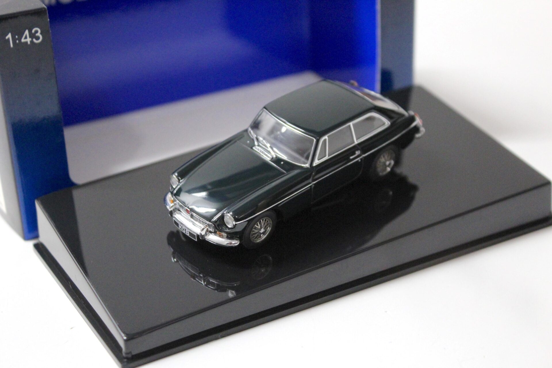 1:43 AUTOart MGB GT Coupe MKII 1969 Racing green