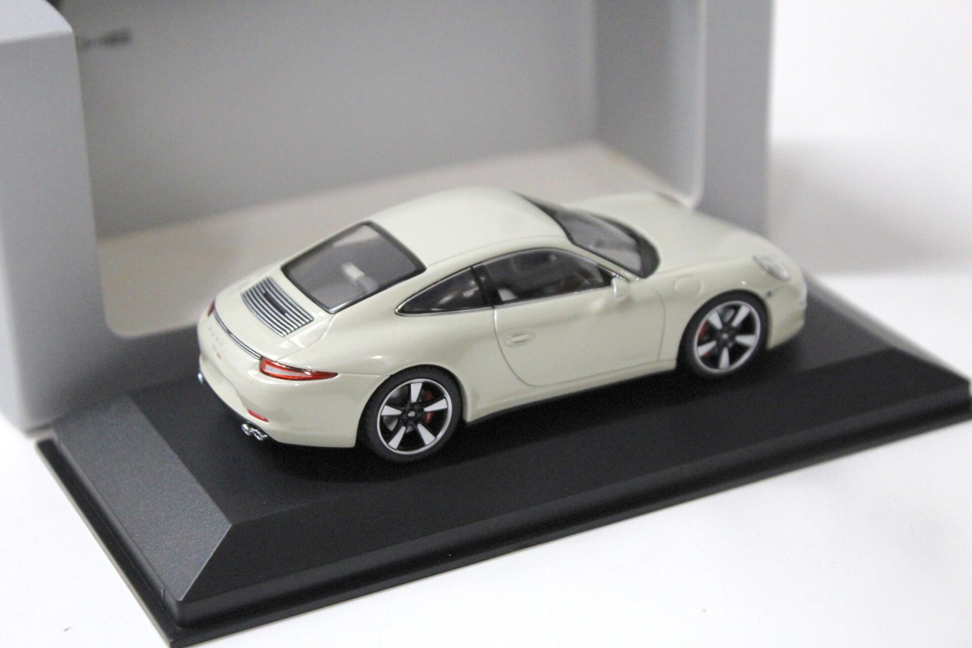 1:43 Minichamps Porsche 911 (991) Carrera "50th Anniversary" pearl white DEALER VERSION