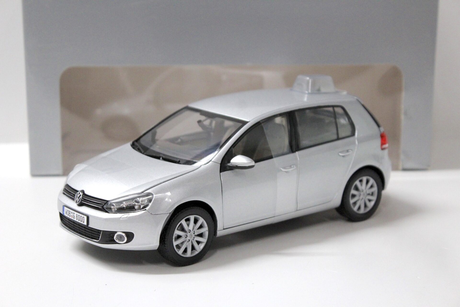 ID 55639 orig 1.jpg 1:18 Norev VW Golf 6 VI silver DEALER VERSION