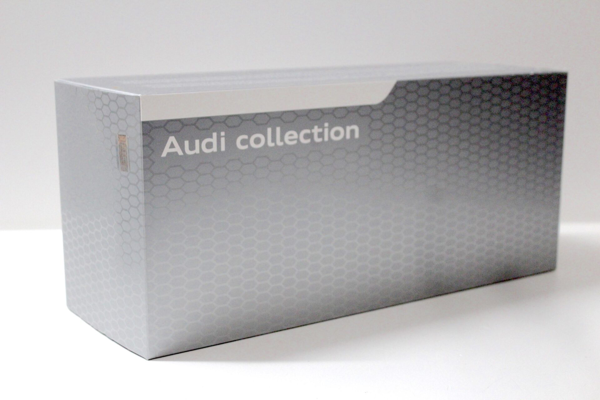 1:18 Minichamps Audi Q7 Argus brown DEALER VERSION