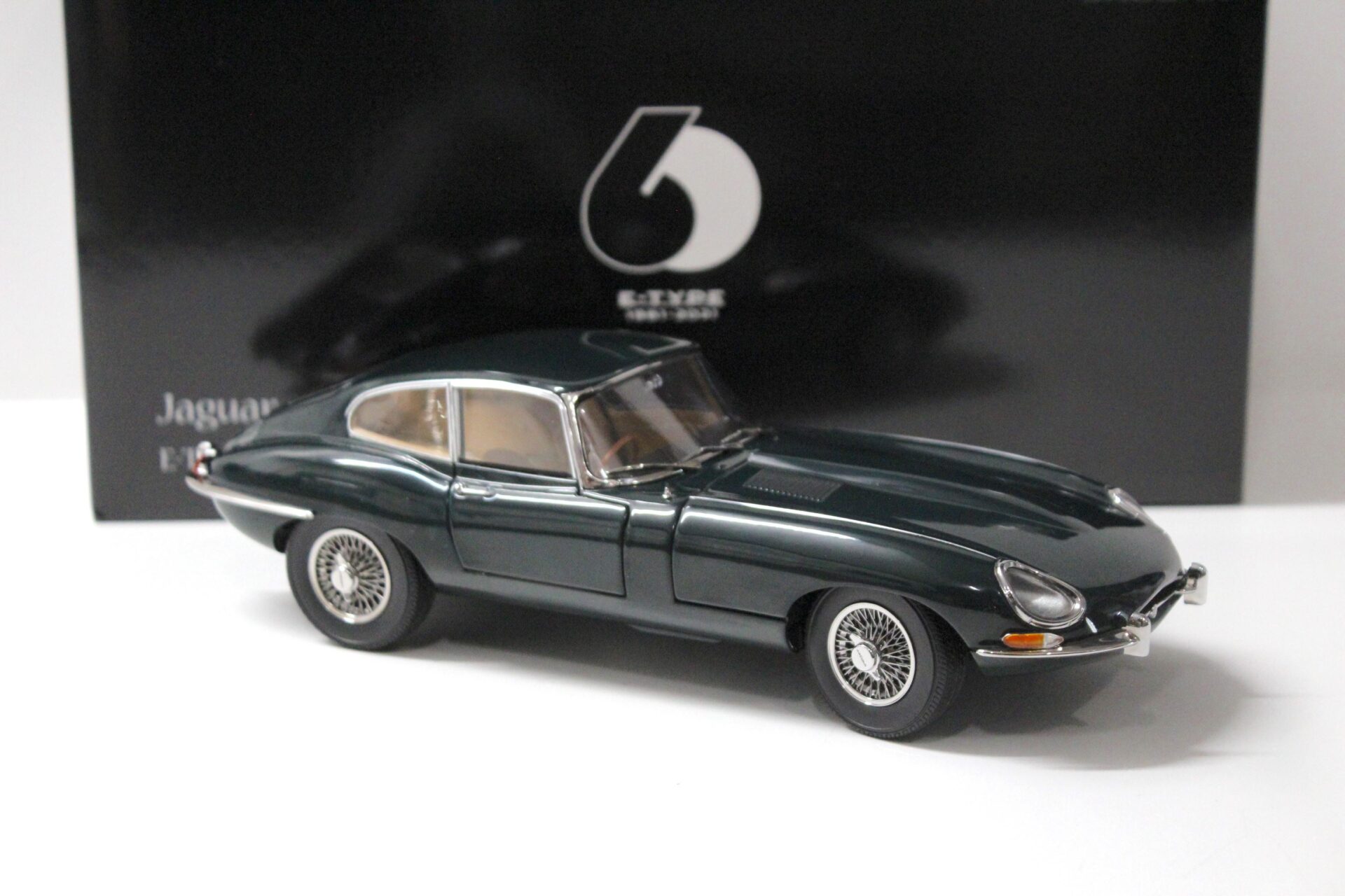 1:18 Kyosho Jaguar E-Type Coupe RHD Dark green - Diecast/ openings