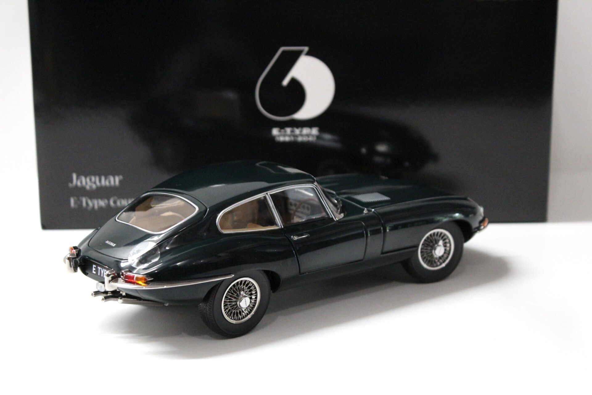 1:18 Kyosho Jaguar E-Type Coupe RHD Dark green - Diecast/ openings
