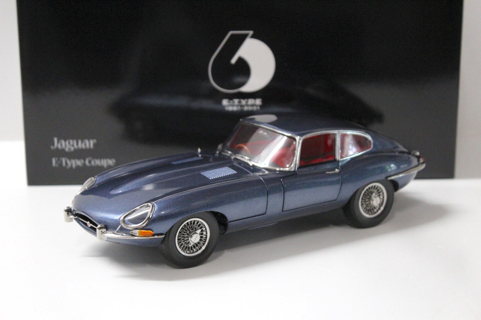 1:18 Kyosho Jaguar E-Type Coupe RHD Dark blue metallic - Diecast/ openings