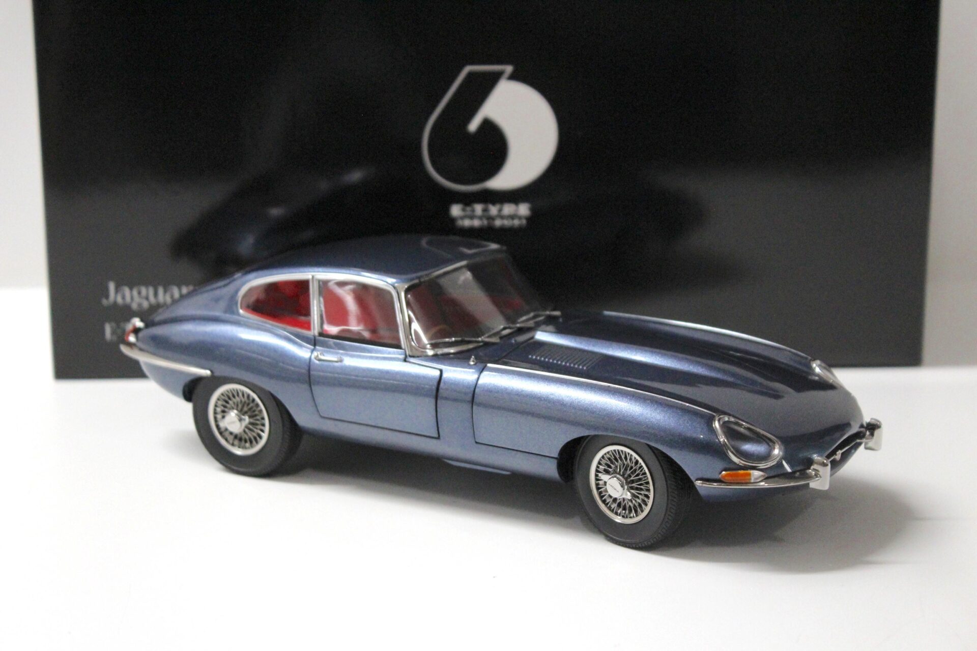 1:18 Kyosho Jaguar E-Type Coupe RHD Dark blue metallic - Diecast/ openings