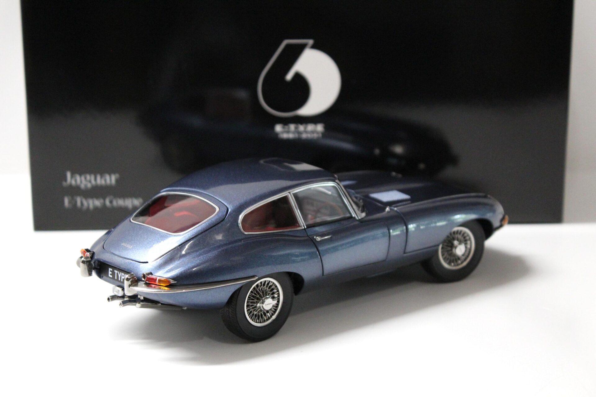 1:18 Kyosho Jaguar E-Type Coupe RHD Dark blue metallic - Diecast/ openings
