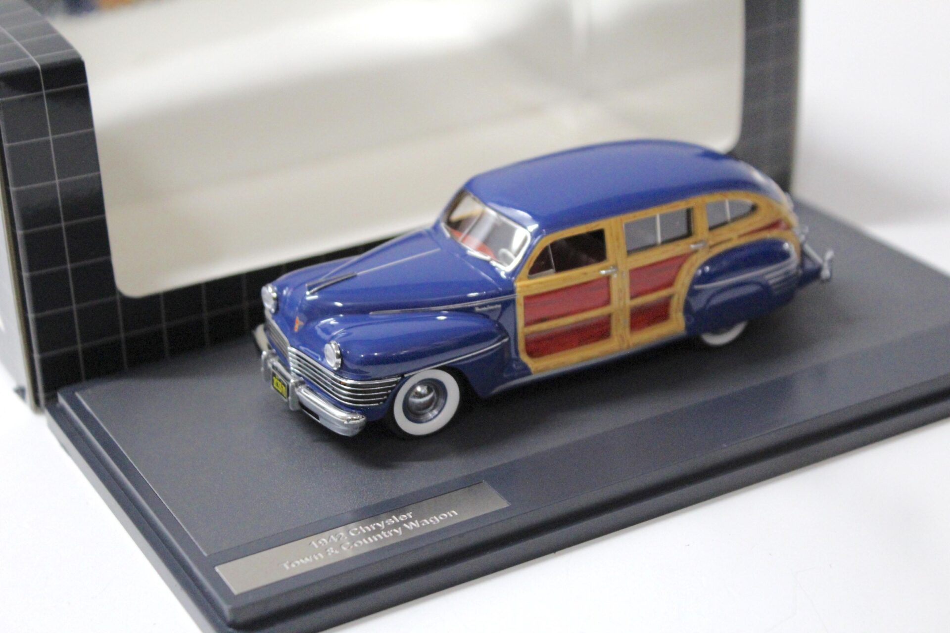 ID 55985 orig.jpg 1:43 Matrix 1942 Chrysler Town & Country Wagon blue/ wood