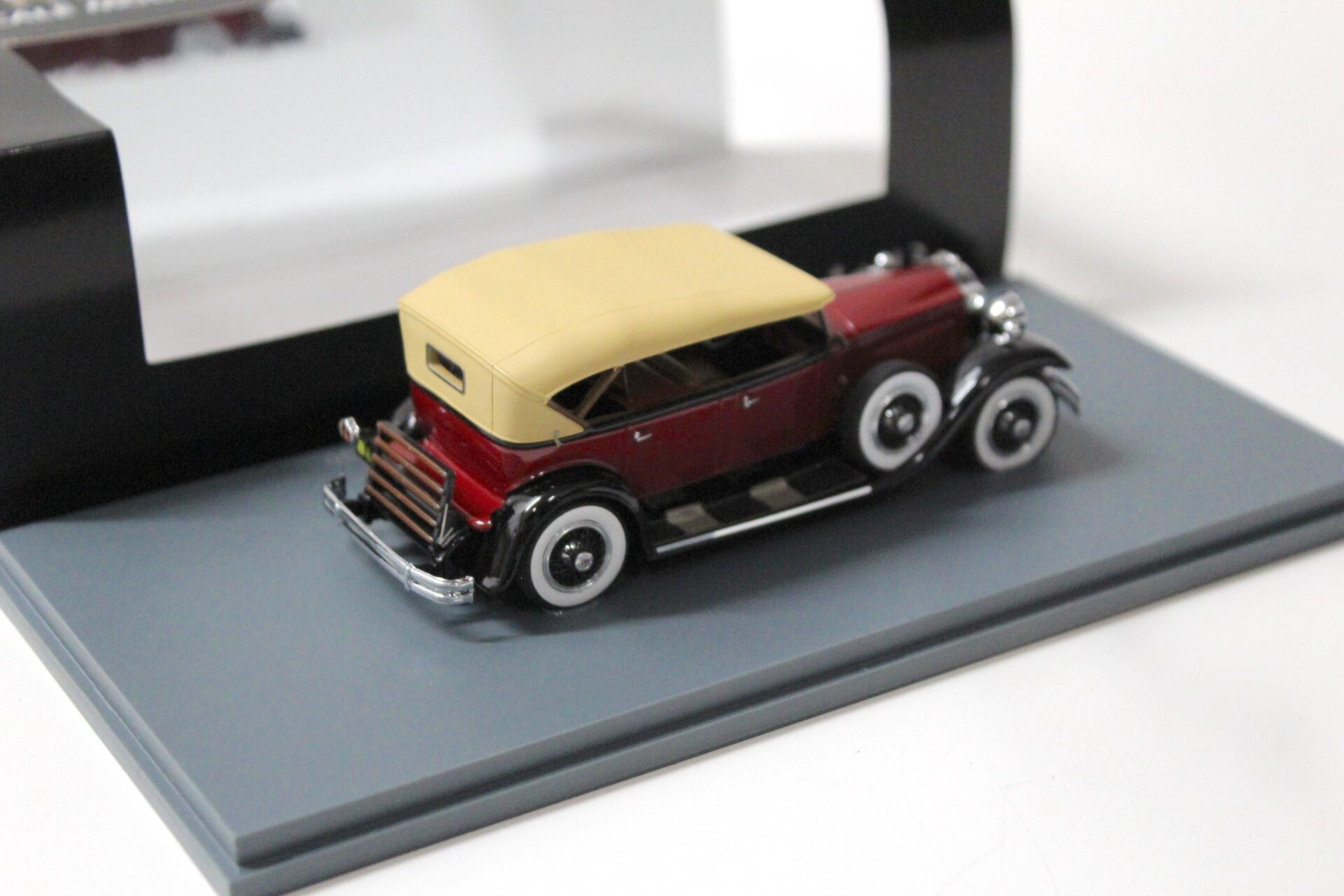 1:43 NEO Packard 733 Straight 8 Sport Phaeton 1930 red/ beige Top