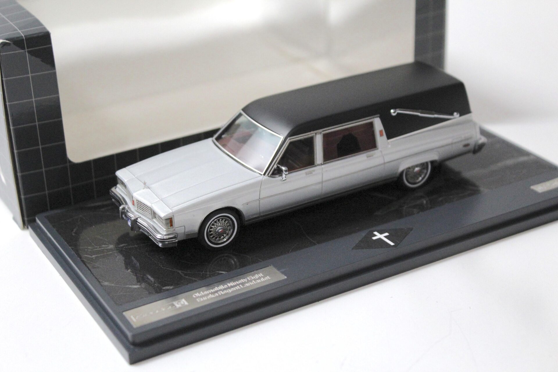 ID 56155 orig.jpg 1:43 Matrix Oldsmobile Ninety Eight Eureka Regent Landaulet Hearse silver