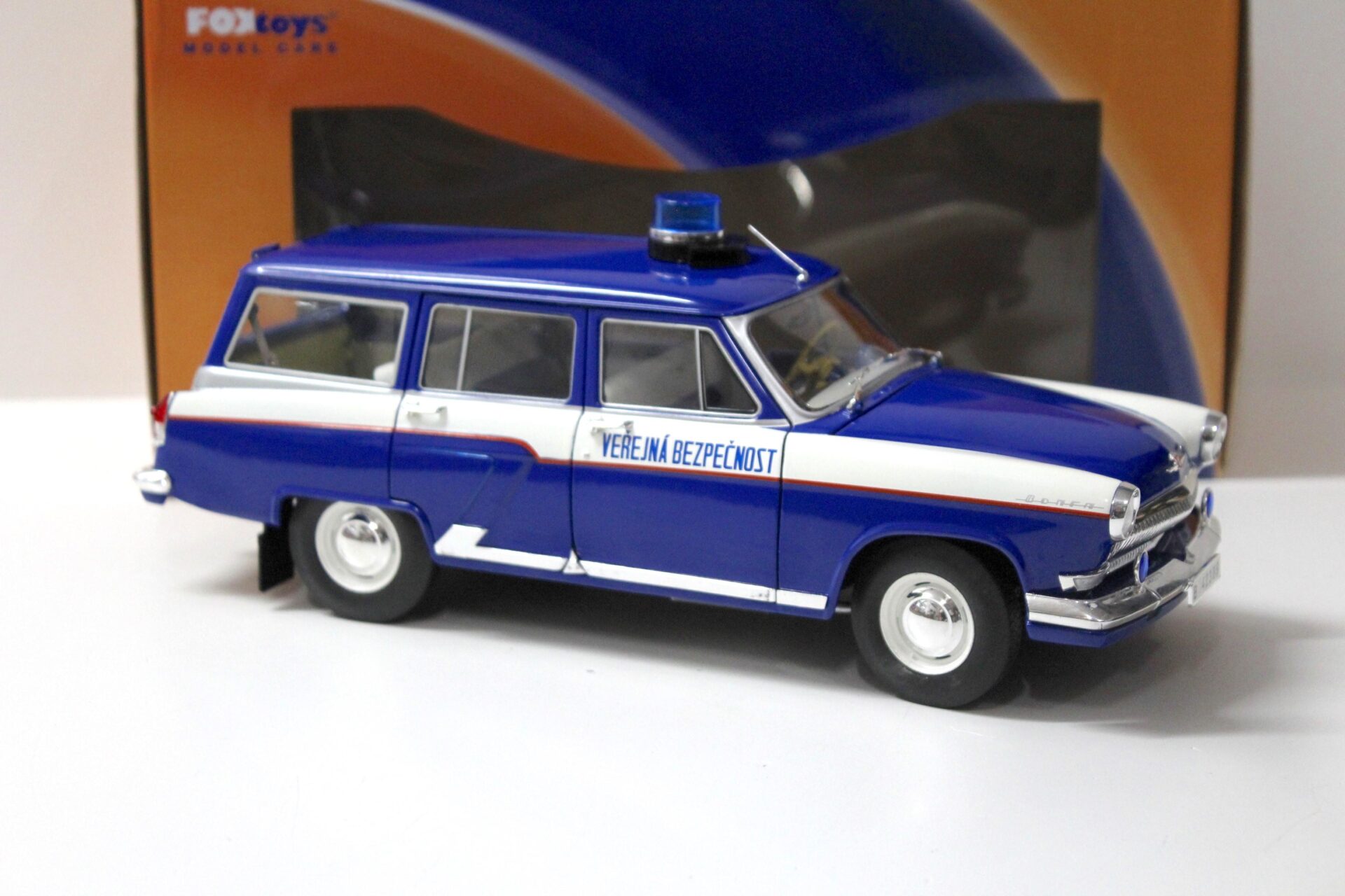 1:18 FOX TOYS IST Wolga Volga GAZ-22V M22 Kombi Praha Prag Police Polizei