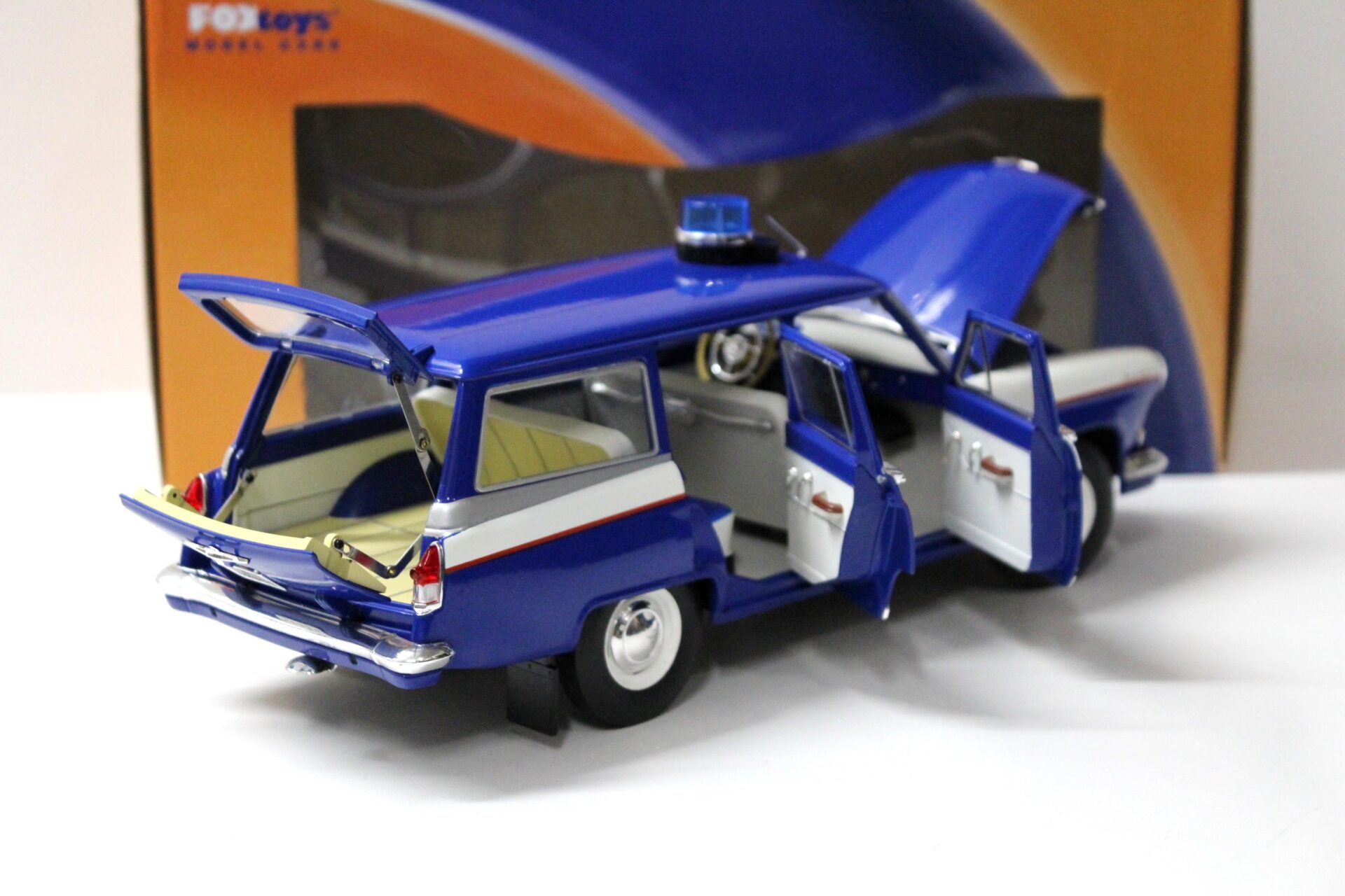 1:18 FOX TOYS IST Wolga Volga GAZ-22V M22 Kombi Praha Prag Police Polizei