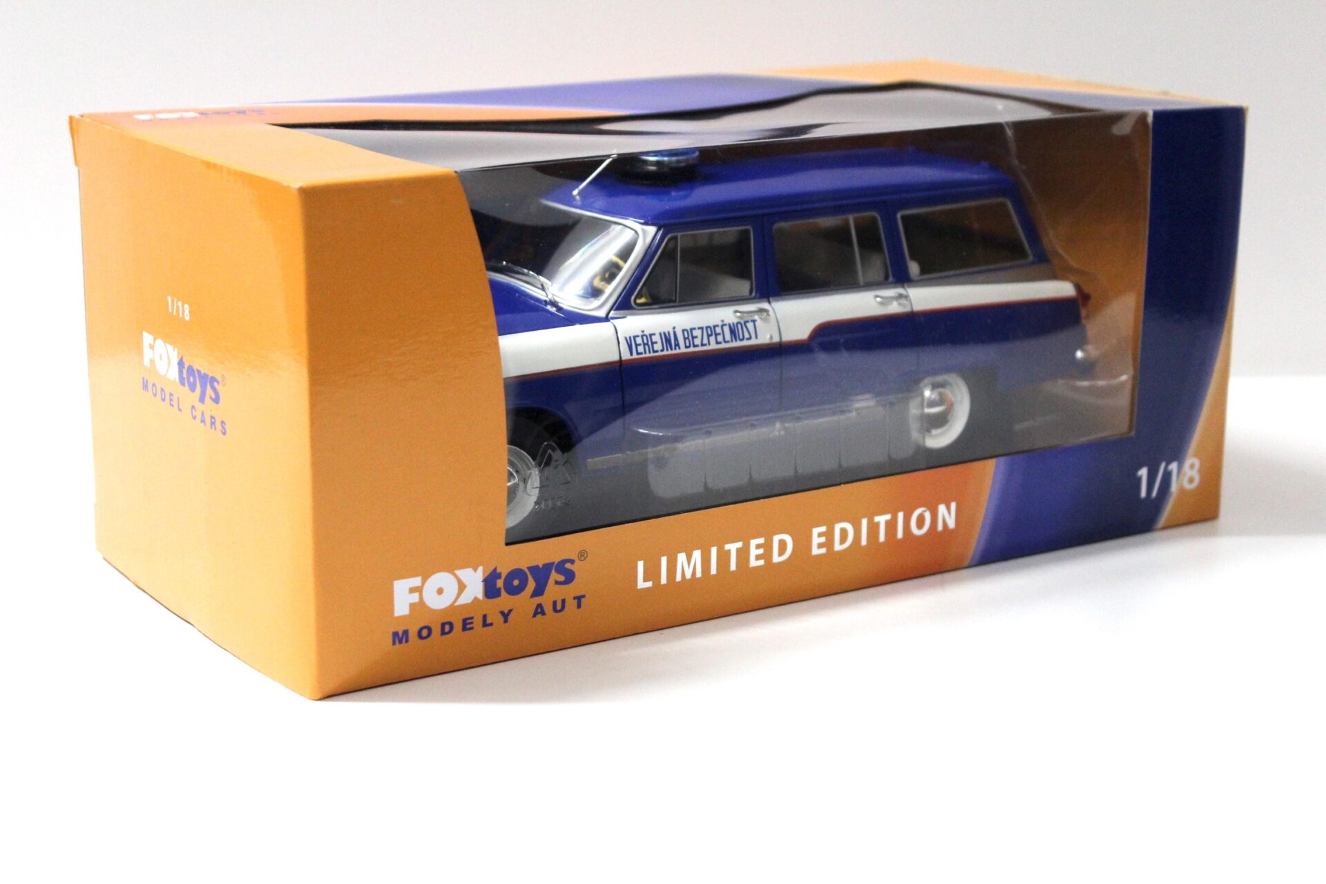 1:18 FOX TOYS IST Wolga Volga GAZ-22V M22 Kombi Praha Prag Police Polizei