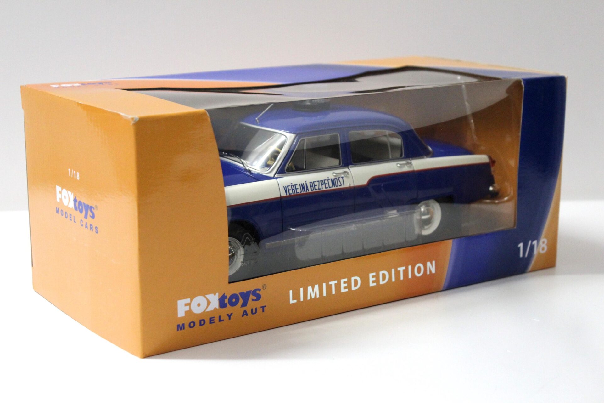 1:18 FOX TOYS IST Wolga Volga GAZ M21 Limousine Praha Prag Police Polizei
