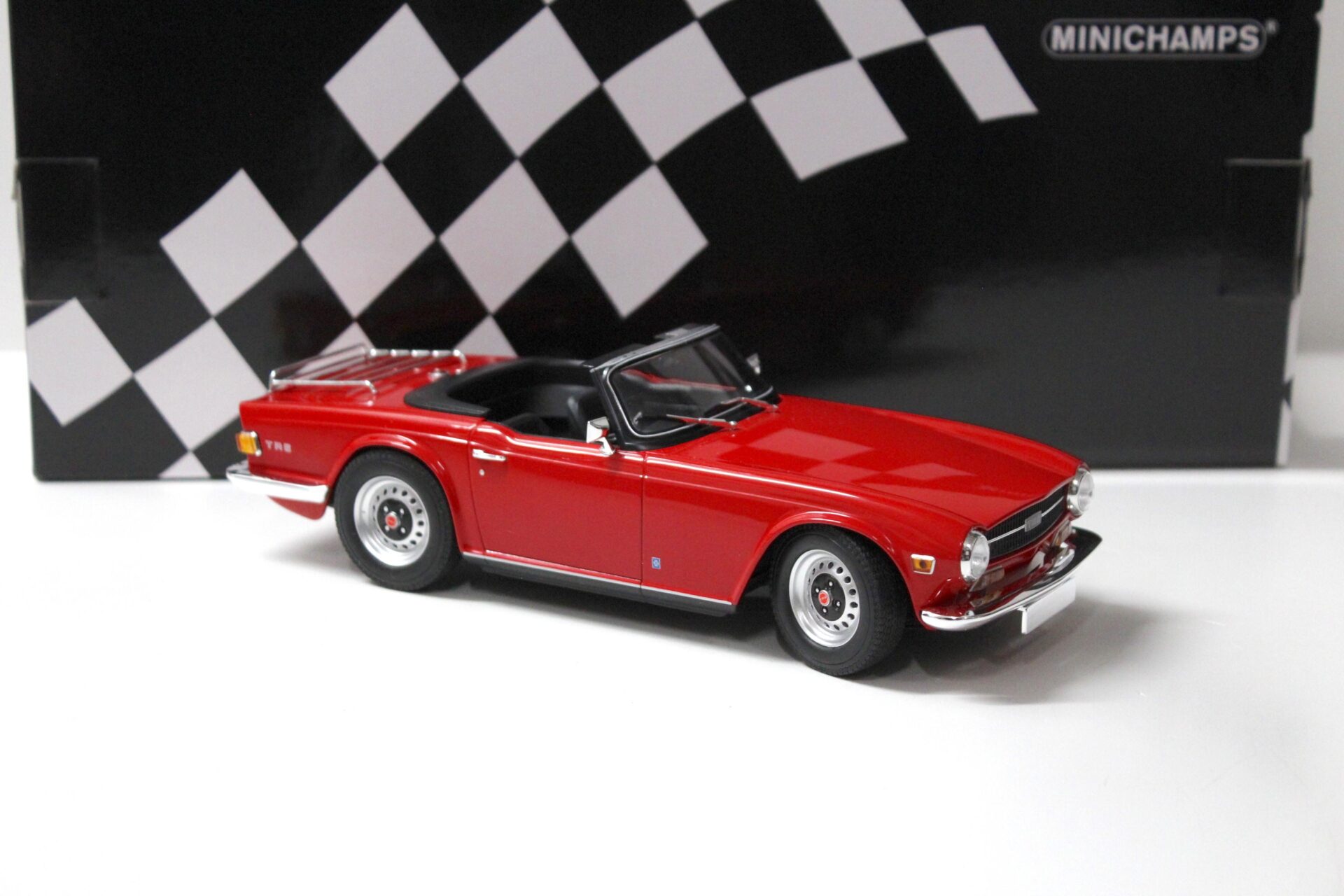 1:18 Minichamps Triumph TR6 Roadster 1969 RHD red