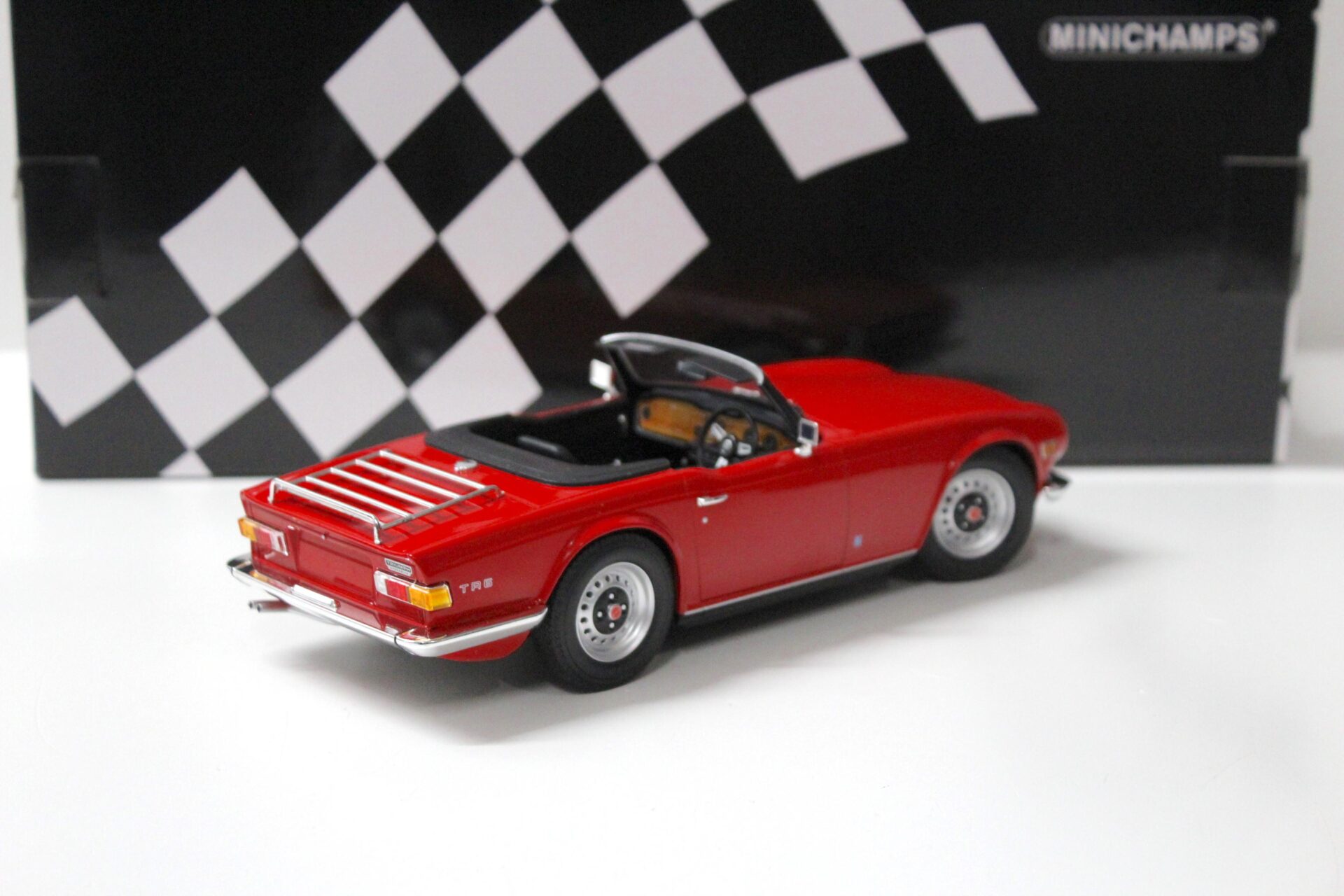 1:18 Minichamps Triumph TR6 Roadster 1969 RHD red