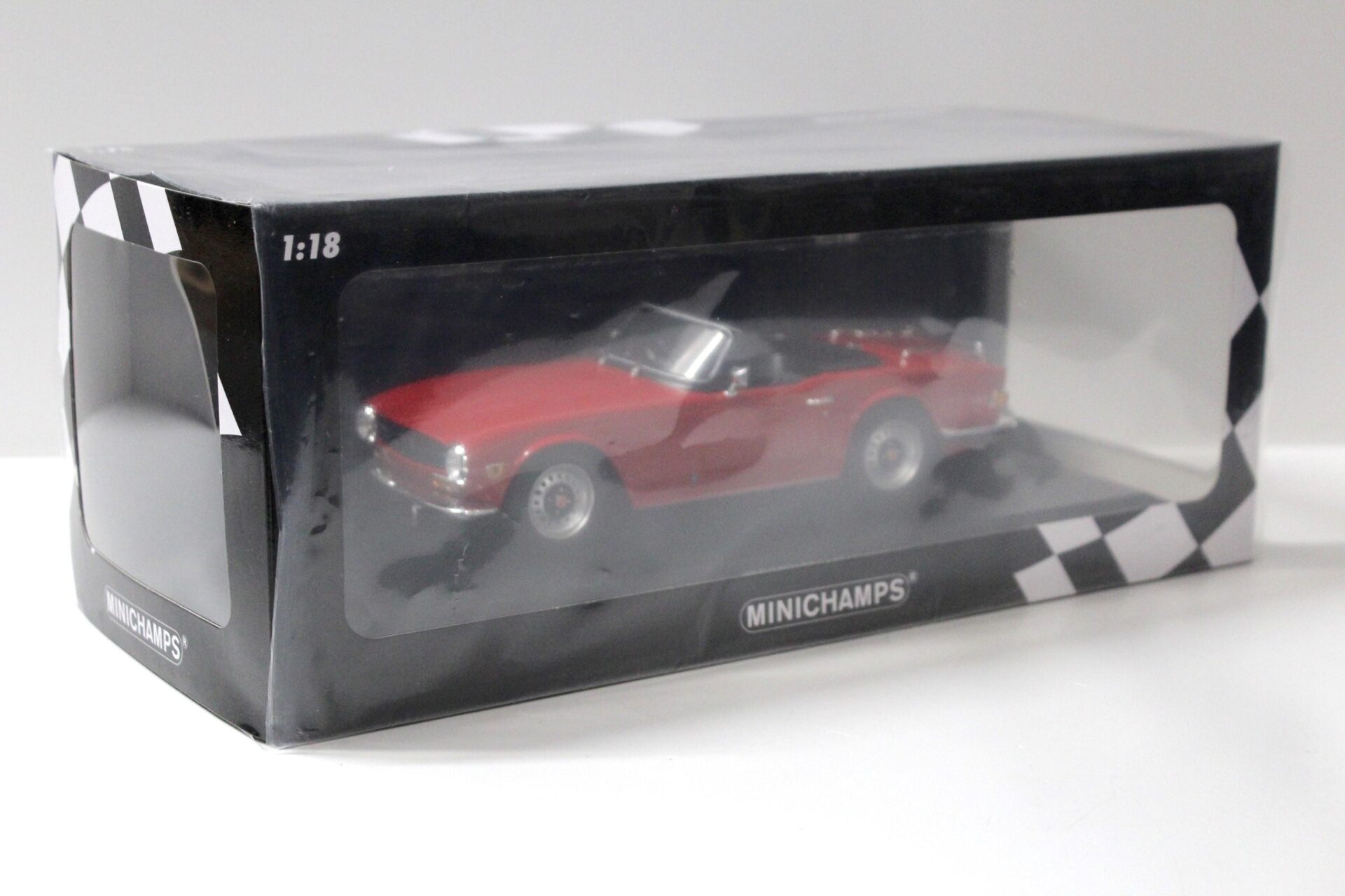 1:18 Minichamps Triumph TR6 Roadster 1969 RHD red