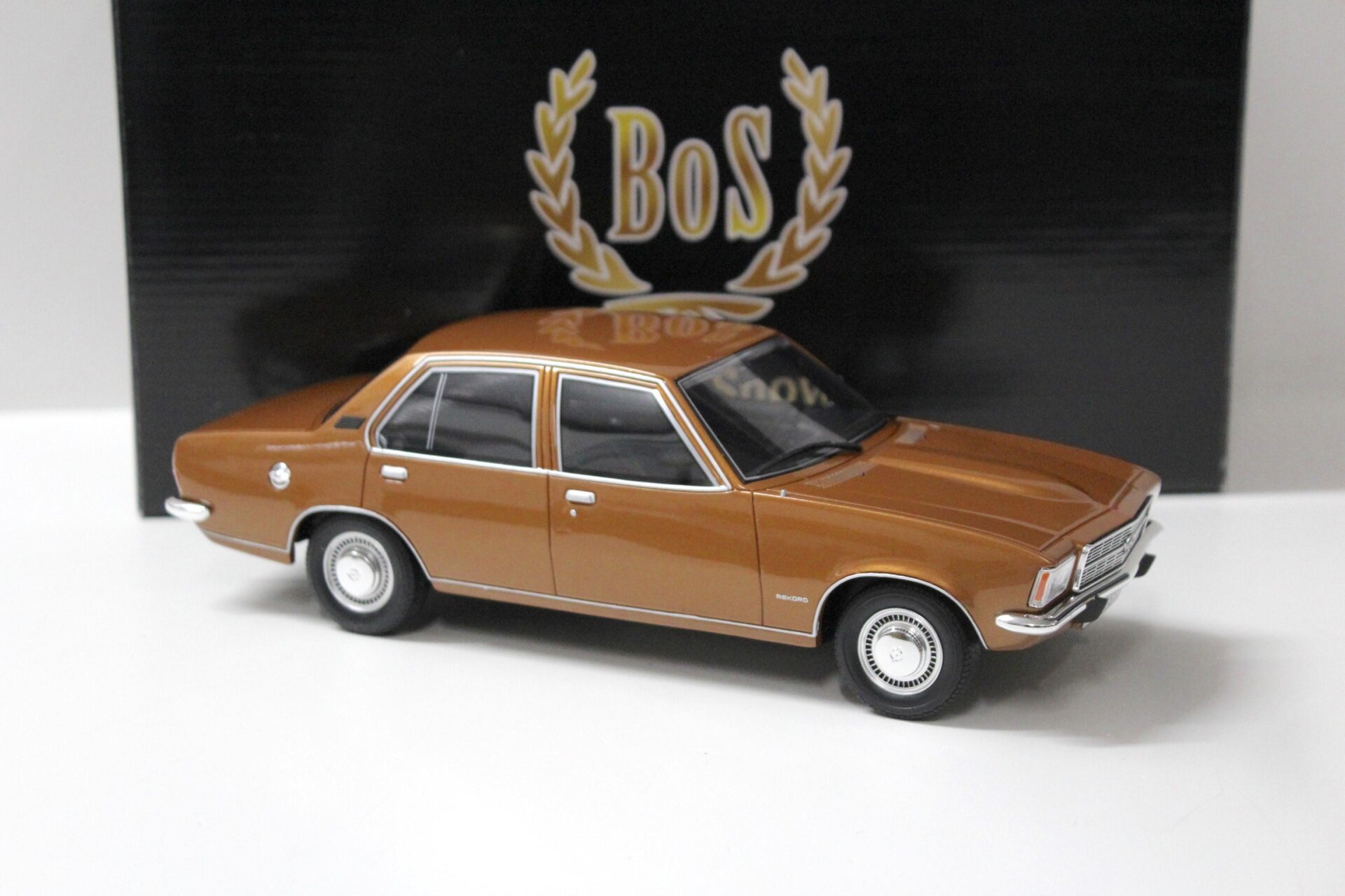 1:18 BOS Opel Rekord D 2100D Limousine 1973 gold metallic