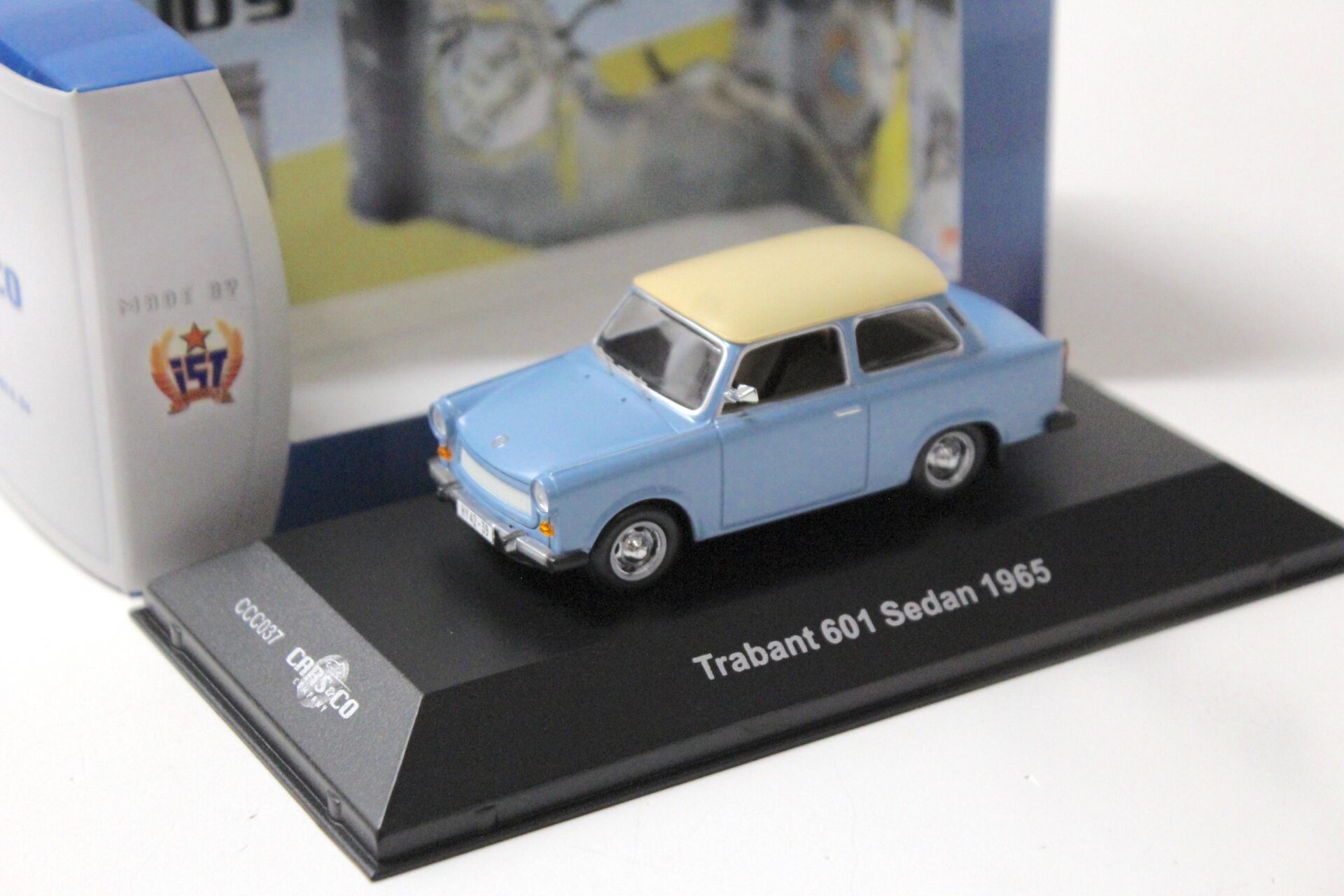 1:43 Cars&Co IST Trabant 601 Sedan DE LUXE 1965 blue/ beige roof
