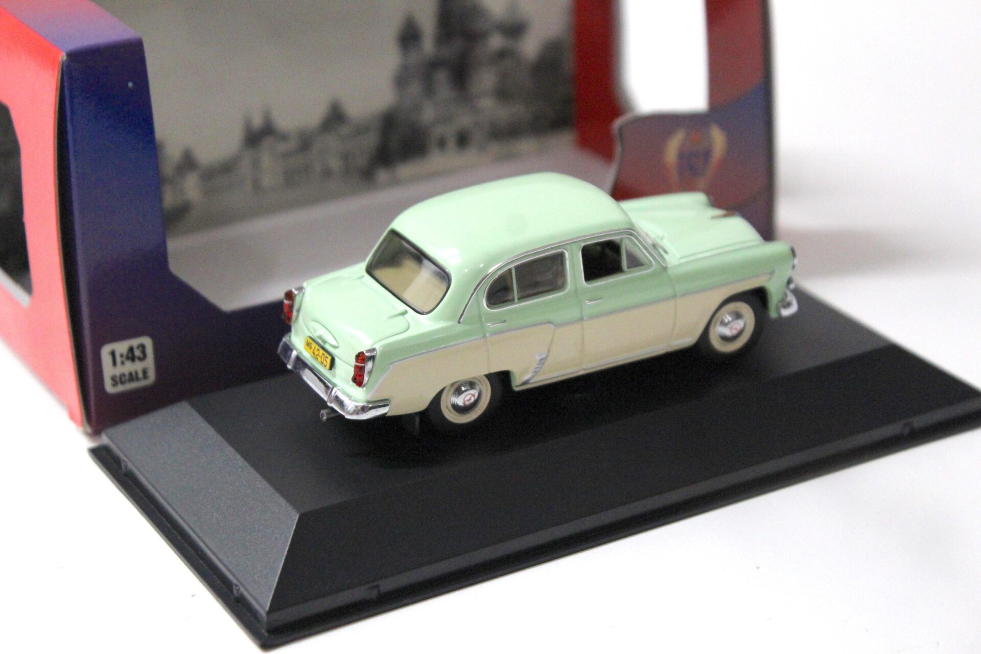 1:43 IST Models Moskwitch 407 Sedan green/ white 1958