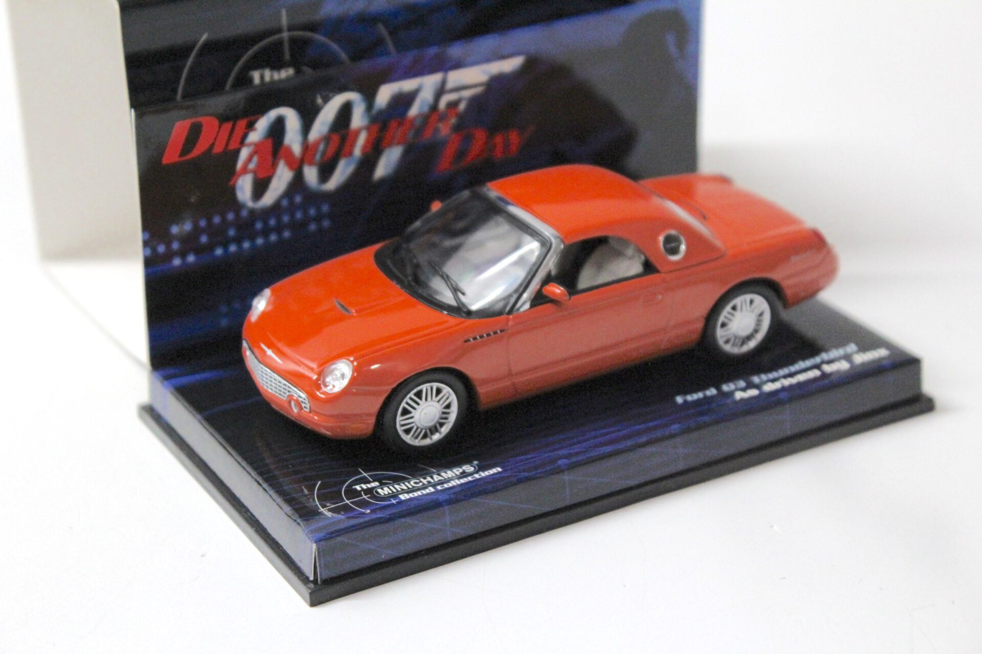 1:43 Minichamps Ford Thunderbird James Bond Collection red