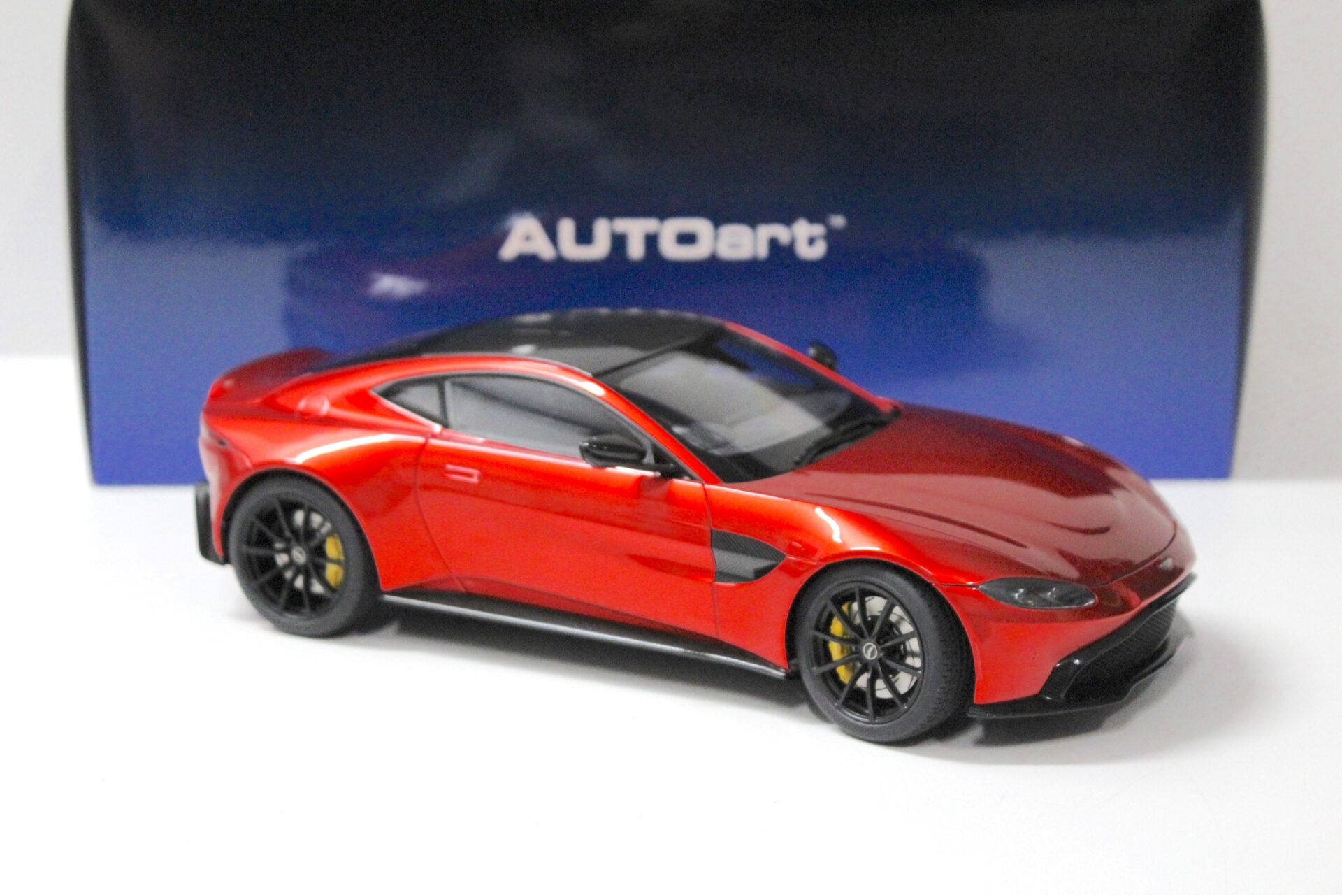 1:18 AUTOart Aston Martin Vantage 2019 Hyper red