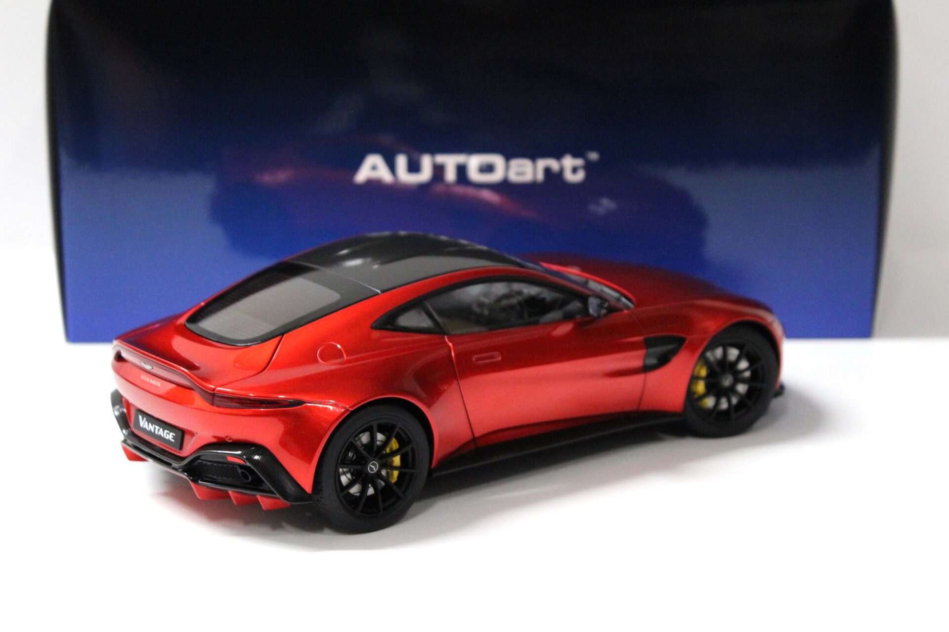 1:18 AUTOart Aston Martin Vantage 2019 Hyper red