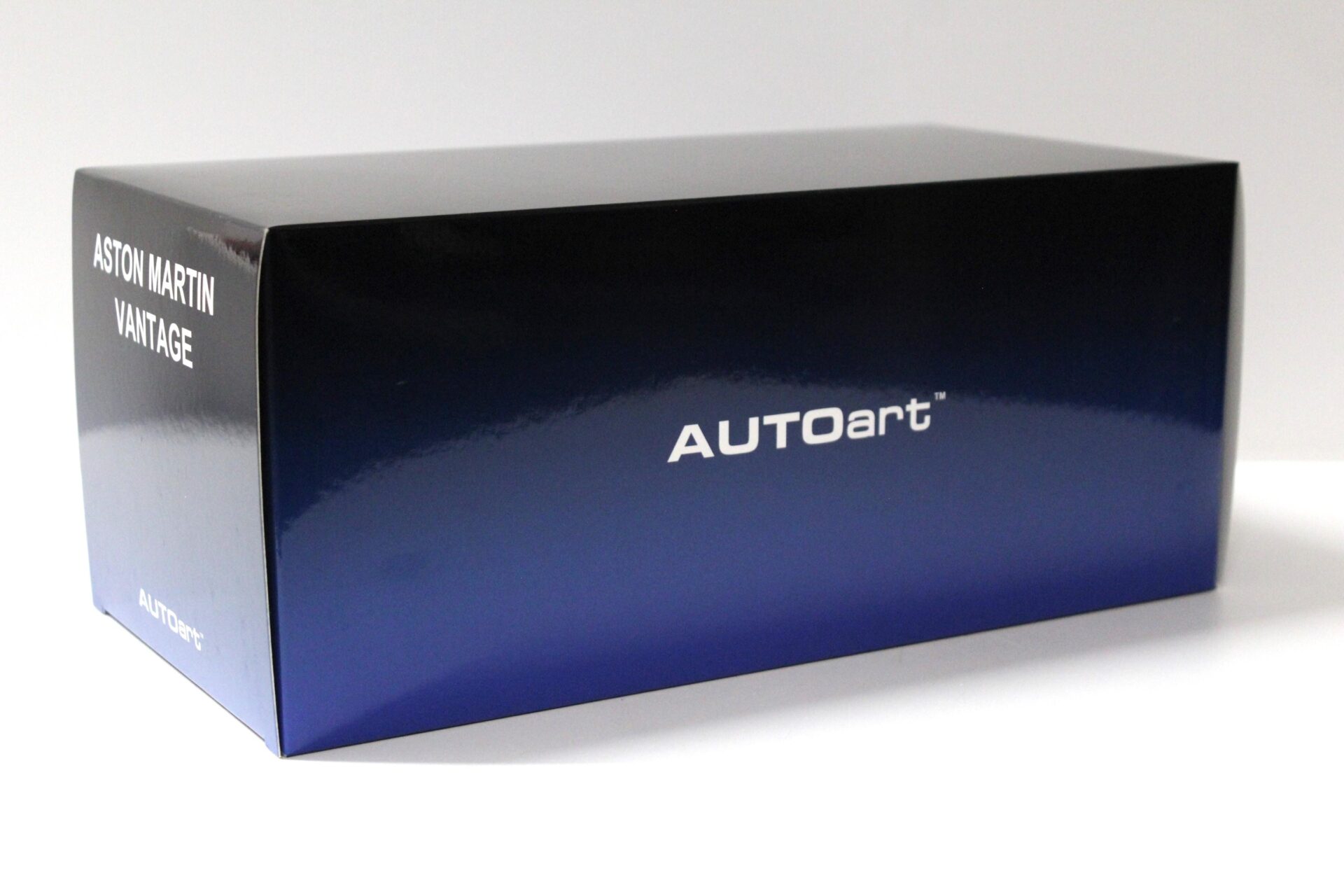 1:18 AUTOart Aston Martin Vantage 2019 Hyper red