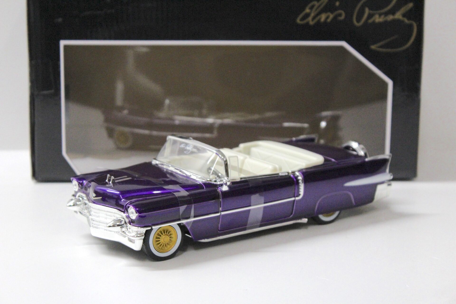 1:24 Jada Toys 1956 Cadillac Eldorado Convertible purple + Elvis Presley Figur