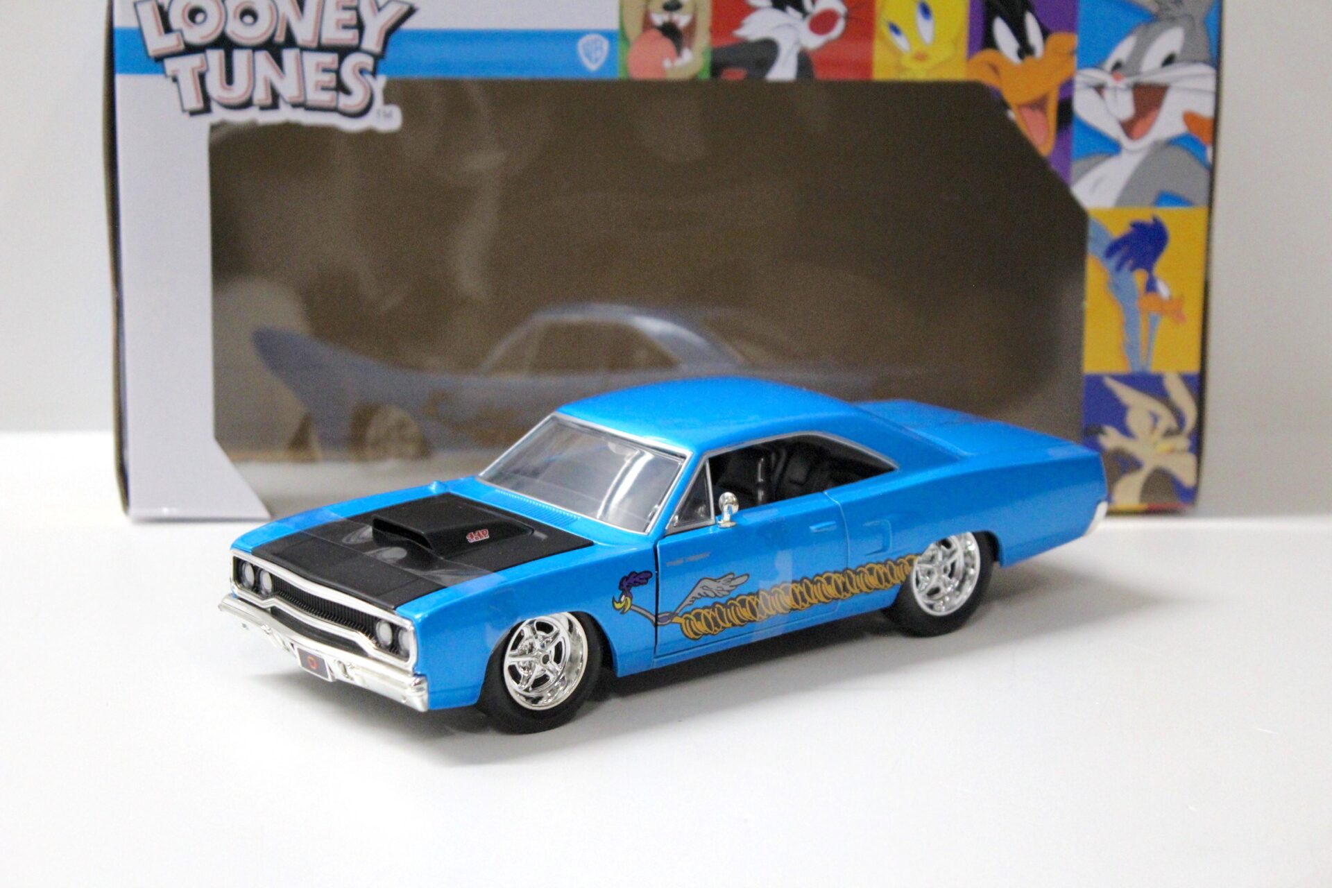 ID 56608 orig.jpg 1:24 Jada Toys Looney Tunes Wile E. Coyote + 1970 Plymouth Road Runner blue