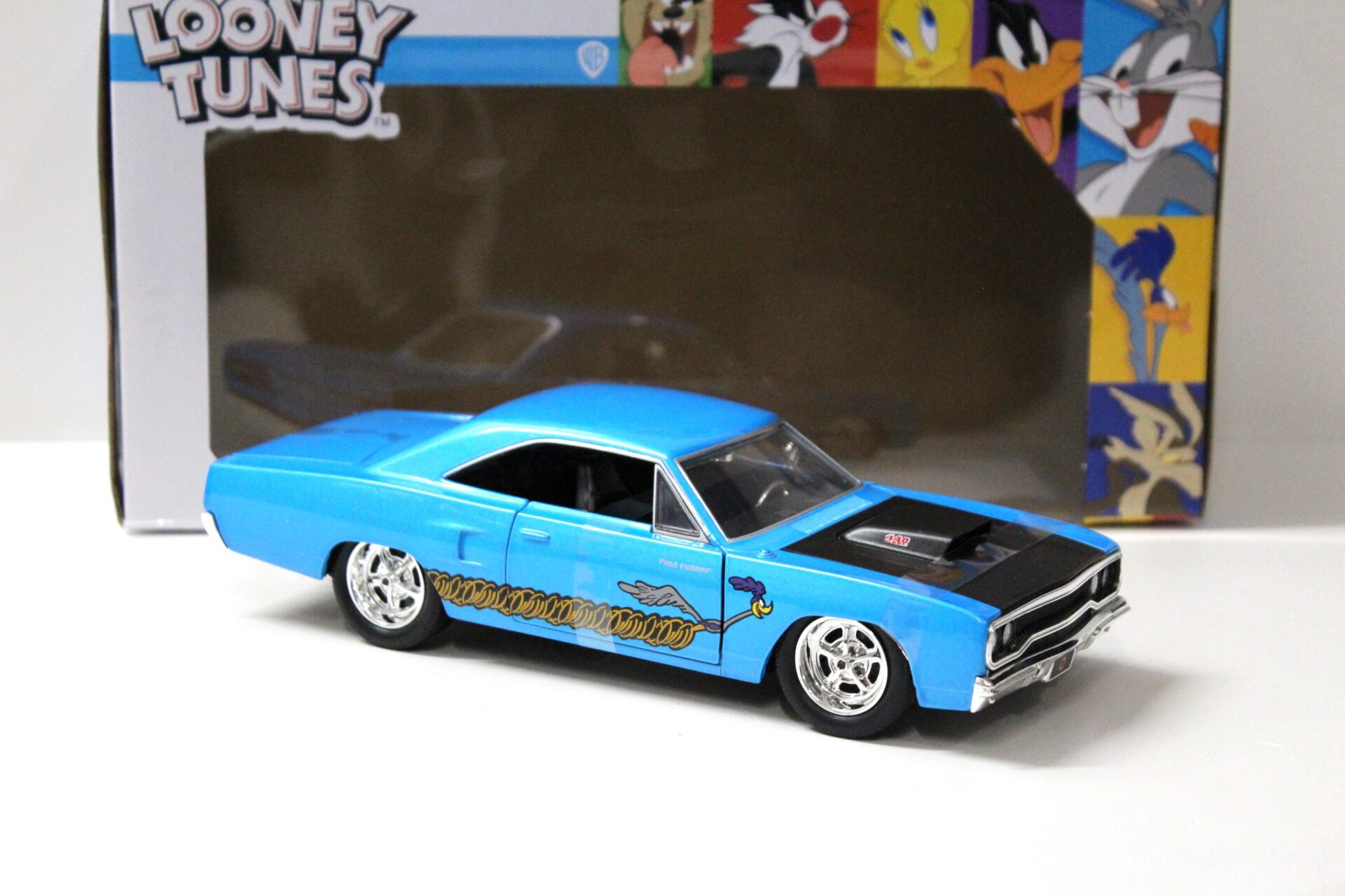 1:24 Jada Toys Looney Tunes Wile E. Coyote + 1970 Plymouth Road Runner blue