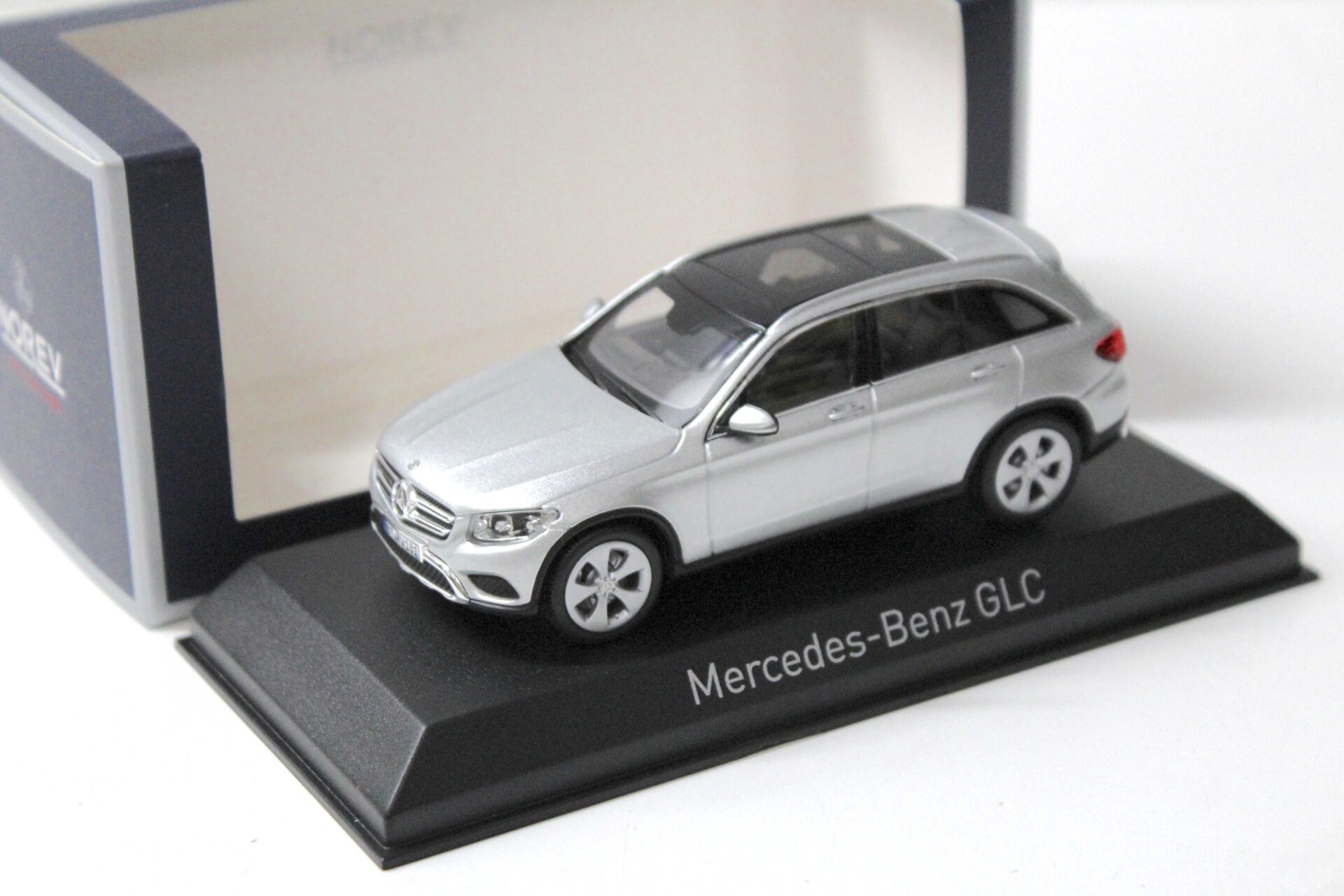 ID 56702 orig 1.jpg 1:43 Norev Mercedes GLC SUV 2015 silver metallic