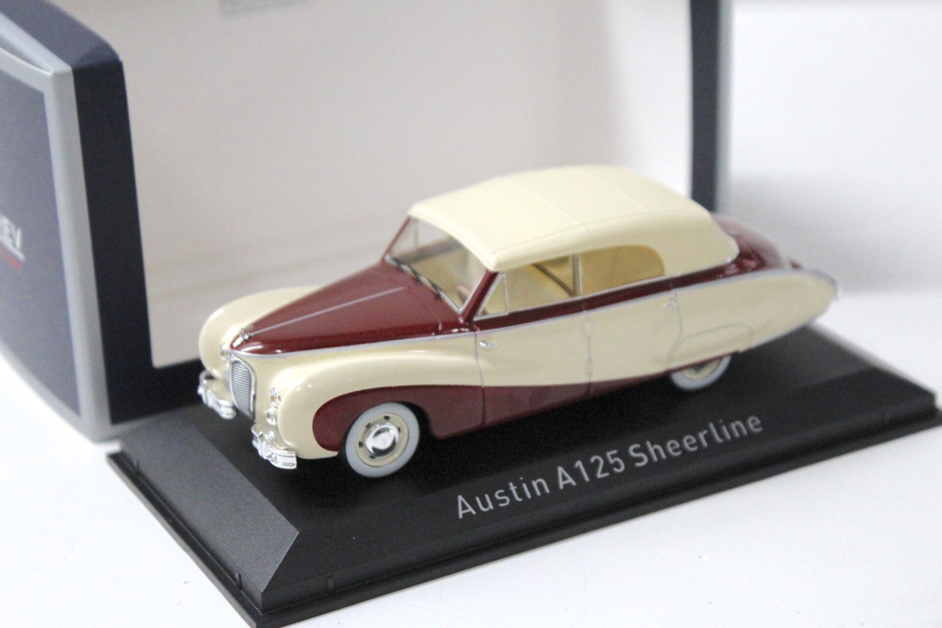 1:43 Norev Austin A125 Sheerline 1947 beige & dark red