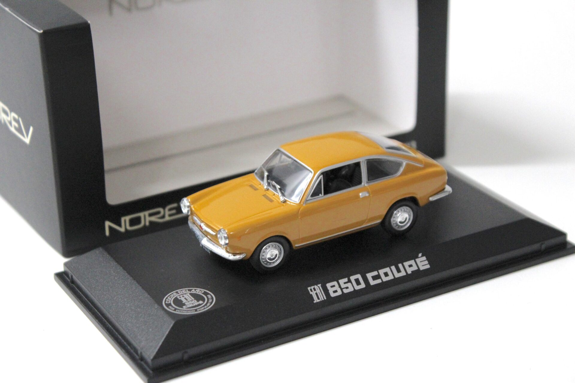 ID 56790 orig.jpg 1:43 Norev Seat 850 Coupe orange