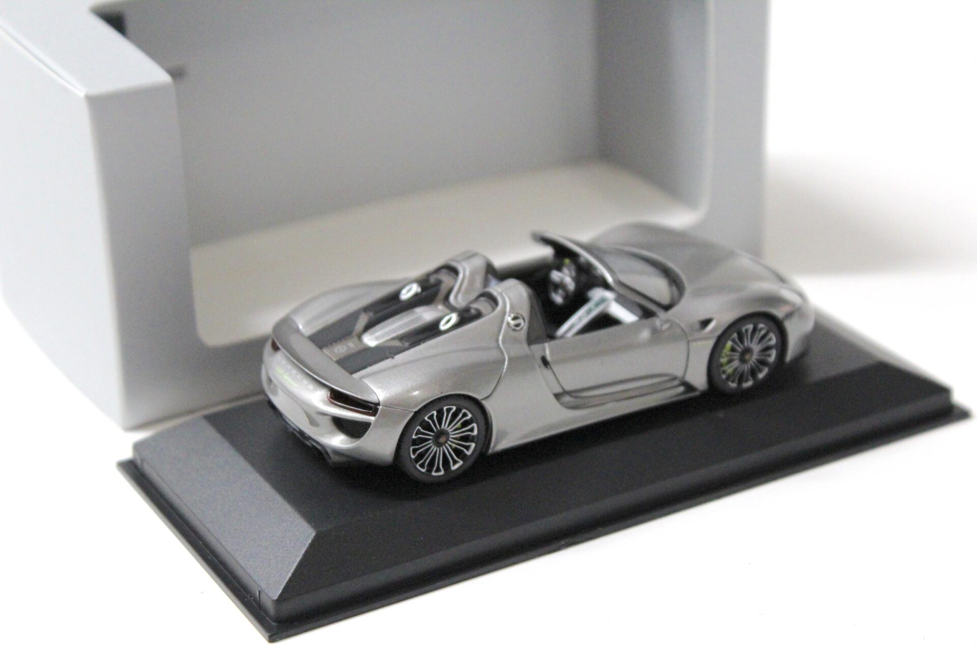 1:43 Minichamps Porsche 918 Spyder Production Car 2013 grey DEALER VERSION