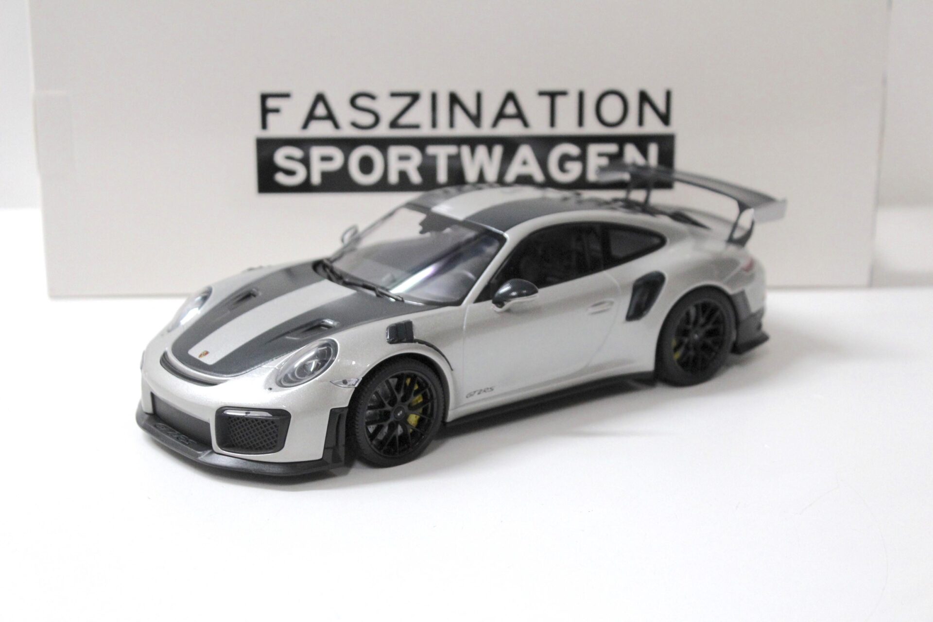 ID 57083 orig 1.jpg 1:18 Minichamps Porsche 911 (991.2) GT2 RS Weissach Package 2018 silver metallic